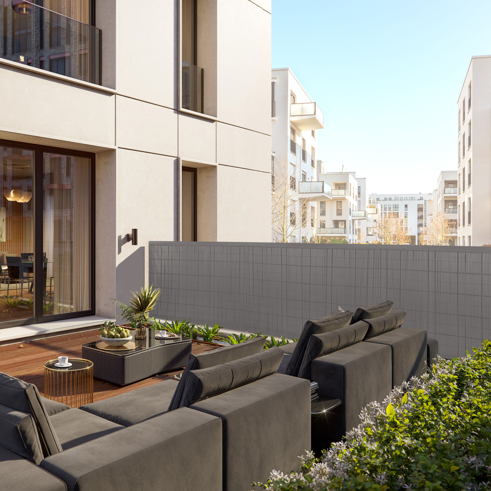 Sichtschutzmatte auf Balkon zwischen Wohngebäuden für Privatsphäre und Abgrenzung