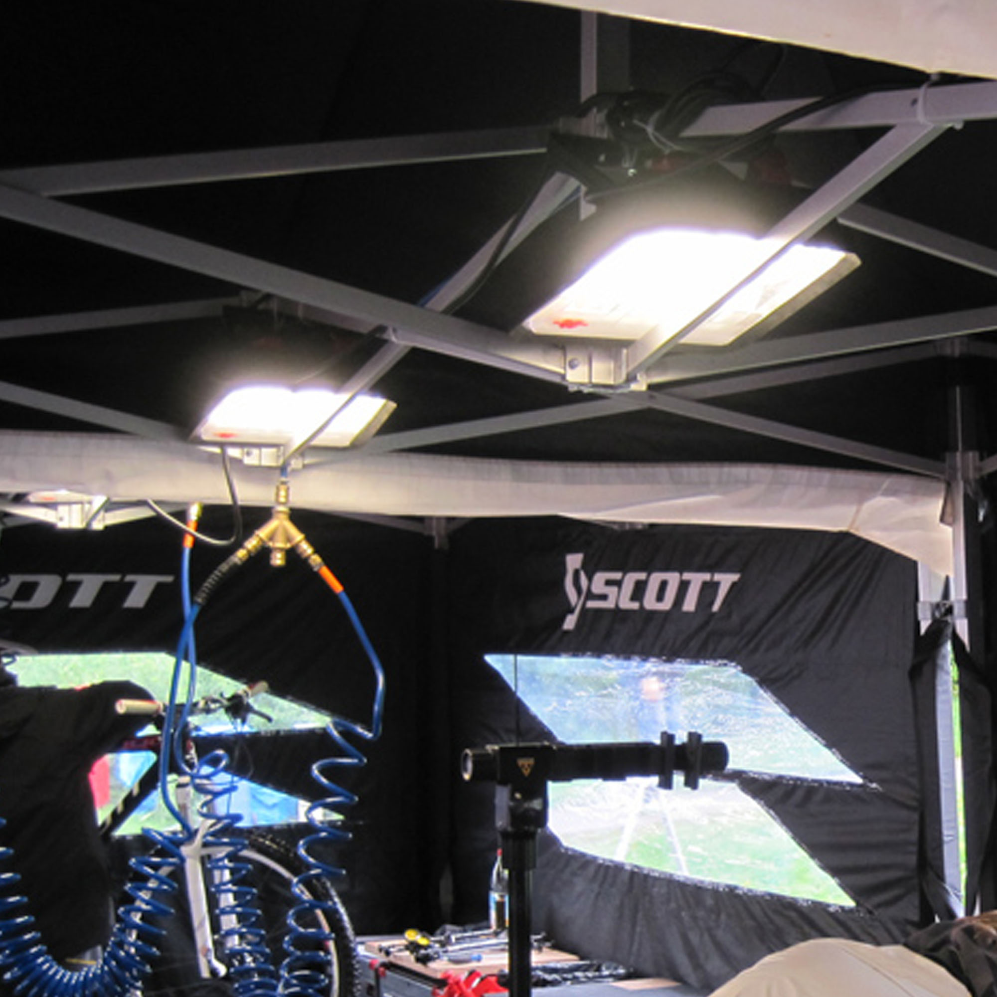 Gestell für Faltpavillon PRO mit Beleuchtung und Werkzeugen im Inneren