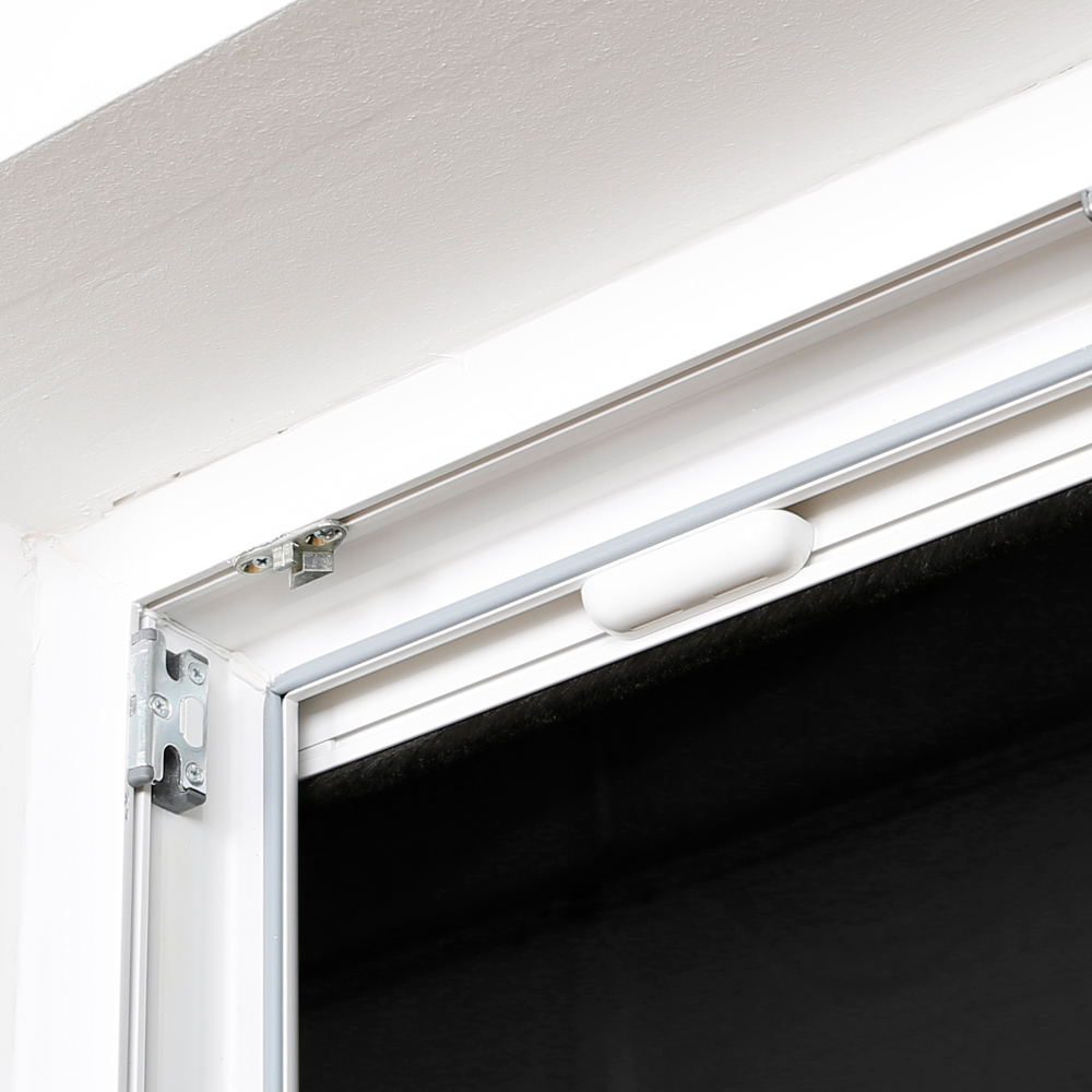 slider_image_019270e7138f7a19b49ce0b63605806f Insektenschutzrollo in Türrahmen montiert, zeigt Schienen und Griff für einfache Bedienung