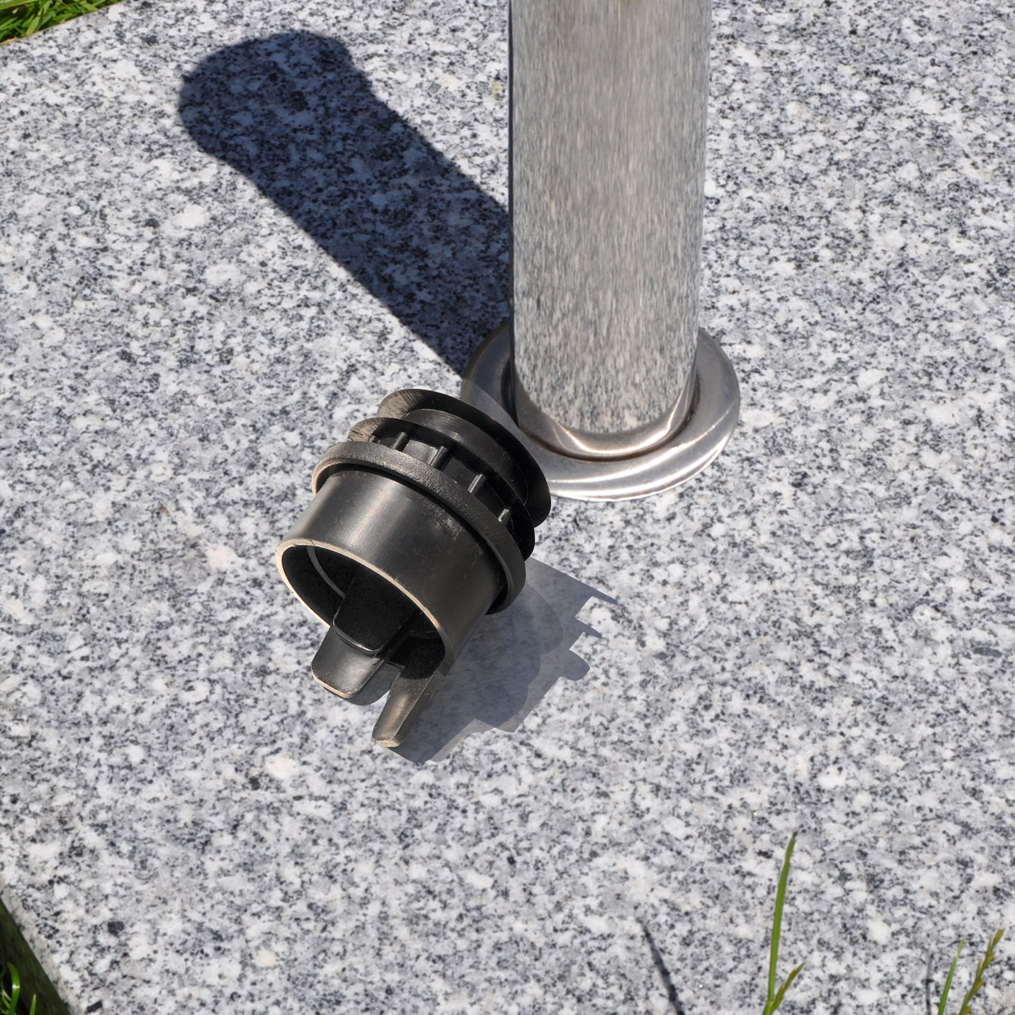 slider_image_018f103c4c6f7e7a9762ada6adc72475 Quadratischer Sonnenschirmständer aus Granit mit Metallrohr zur Schirmbefestigung