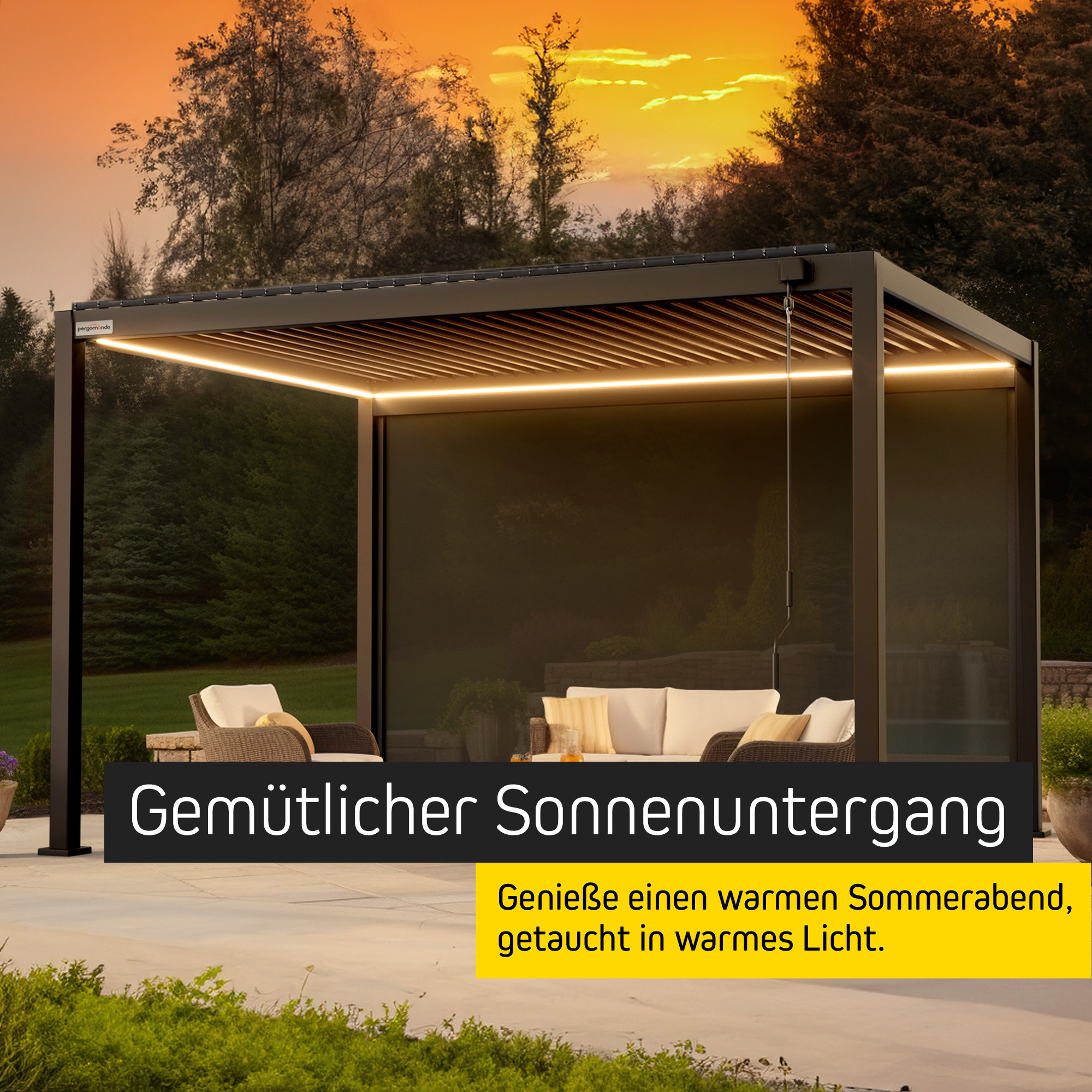 LED-Lichterset an Pergola mit Lamellendach in Gartenumgebung bei Sonnenuntergang