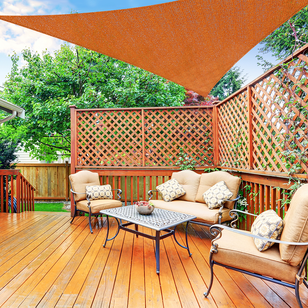 slider_image_7de9ab53296f4376a304f055d756652b Terrasse mit Möbeln und einem dreieckigen, atmungsaktiven Sonnensegel aus HDPE overhead