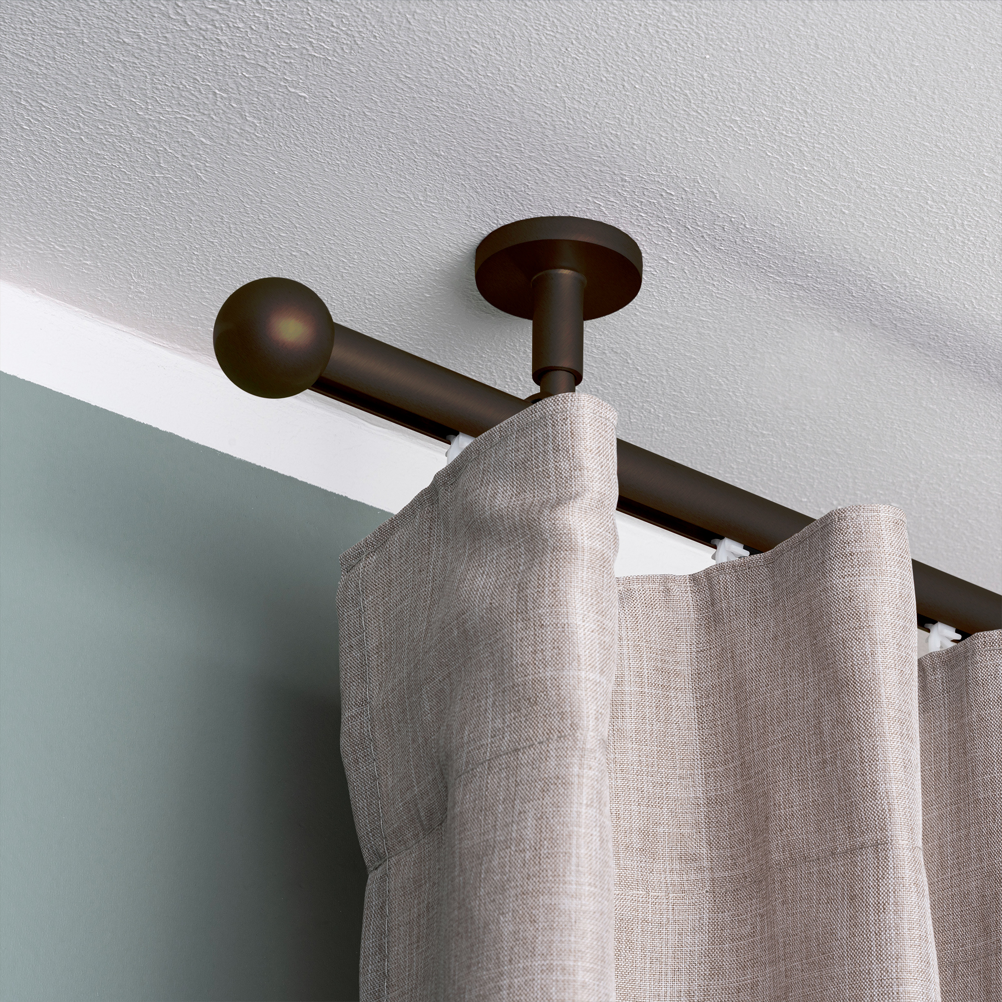 Endstück für Gardinenstange mit kugelförmigem Design, montiert an der Decke