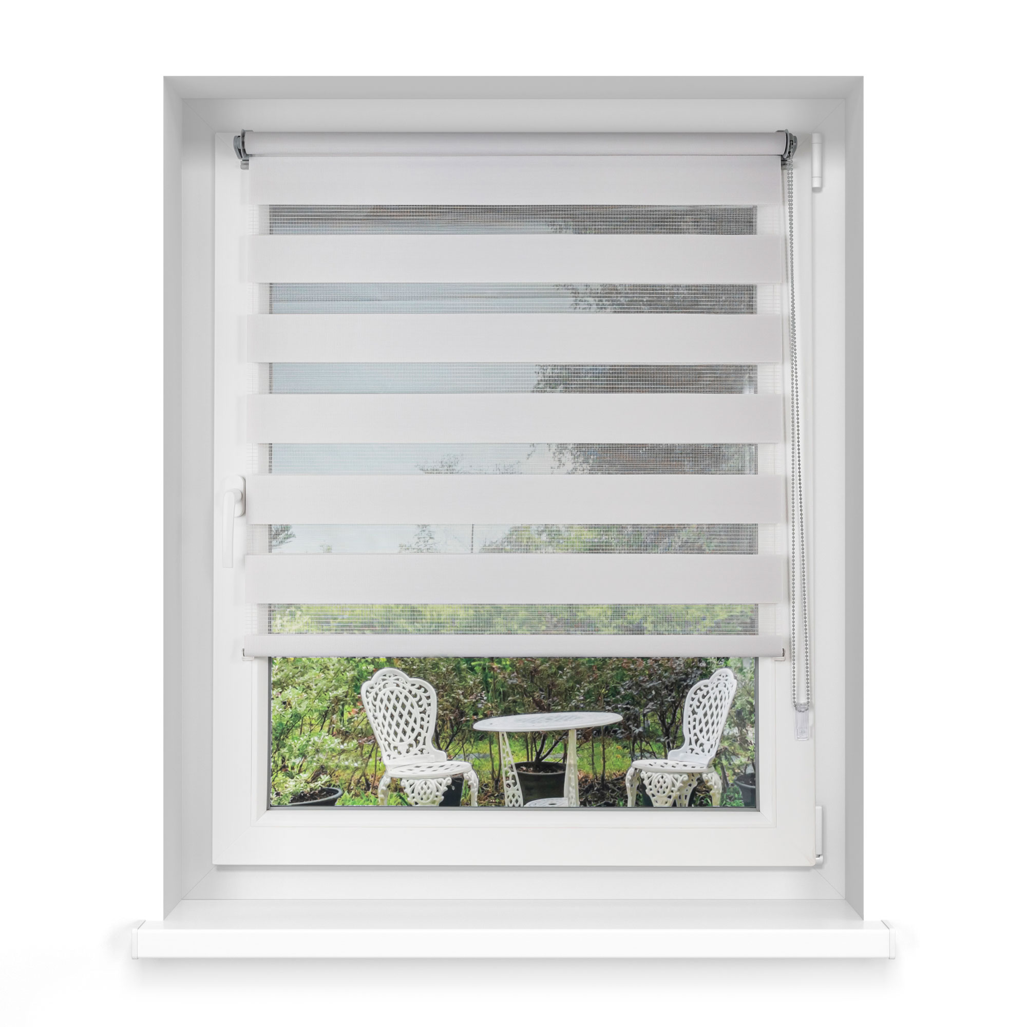 Klemmfix Doppelrollo an einem Fenster montiert, ermöglicht Lichtregulierung und Sichtschutz