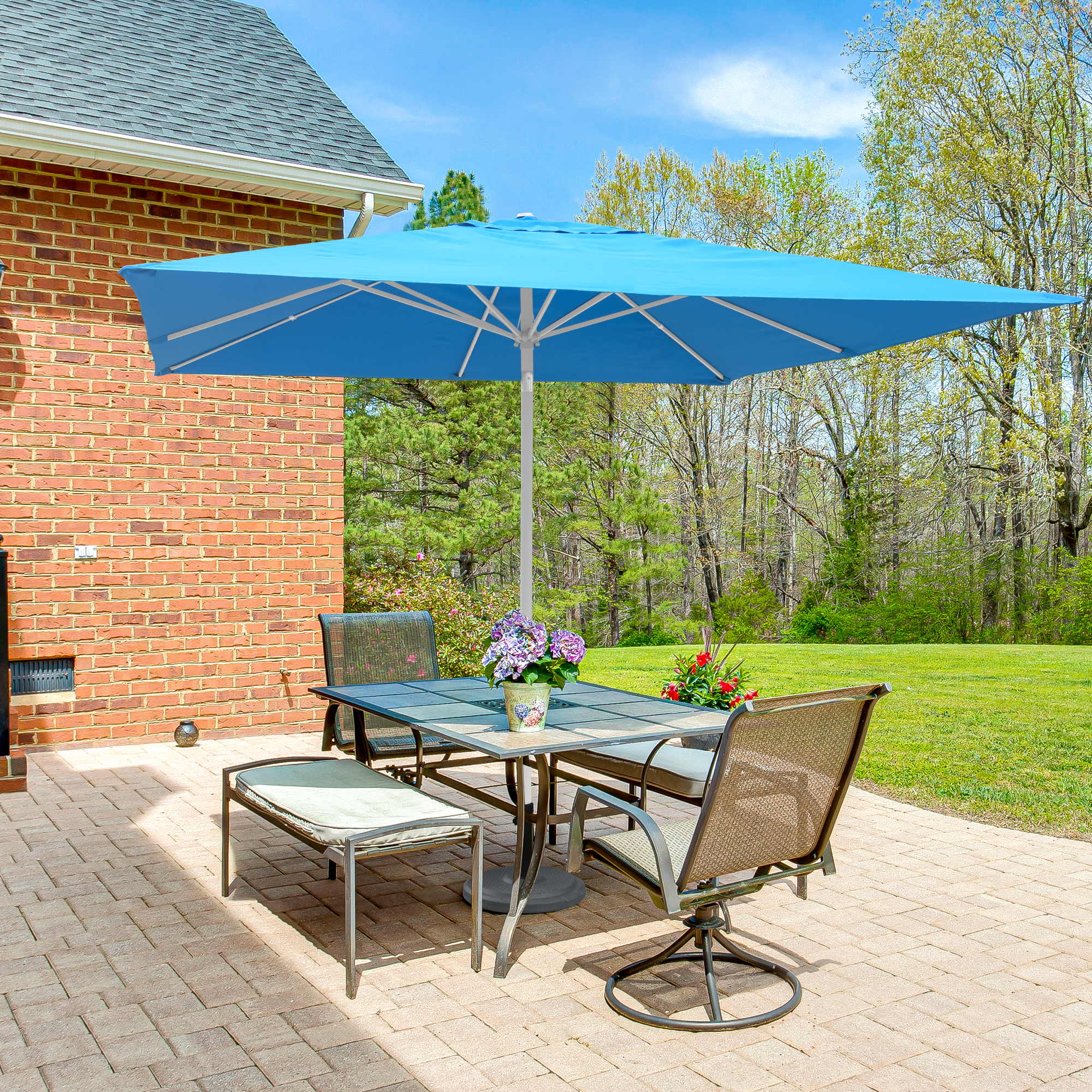 slider_image_0195f09d37967531940c709b3cbd3078 Terrasse mit Tisch, Stühlen und Sonnenschirm auf Schirmständer im Gartenumfeld