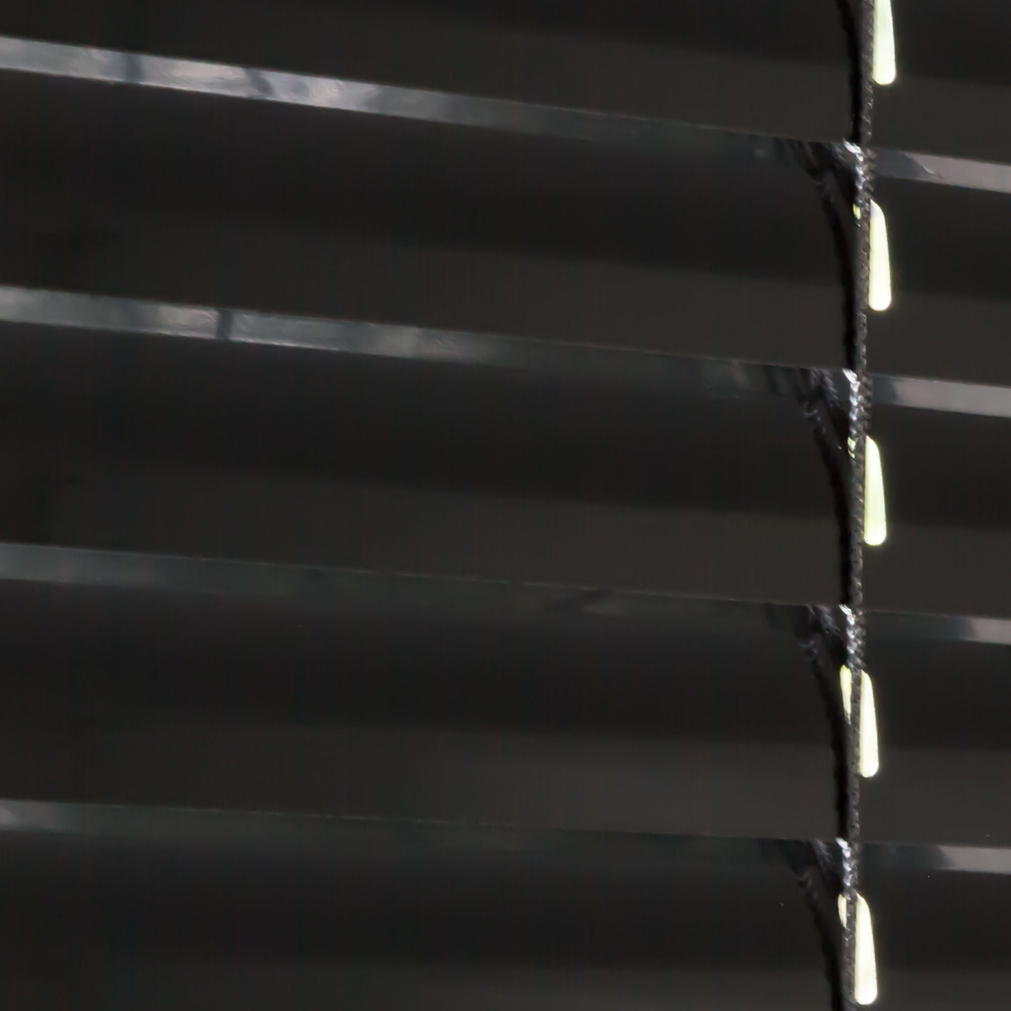 Aluminium Jalousie mit horizontalen Lamellen und Zugmechanismus