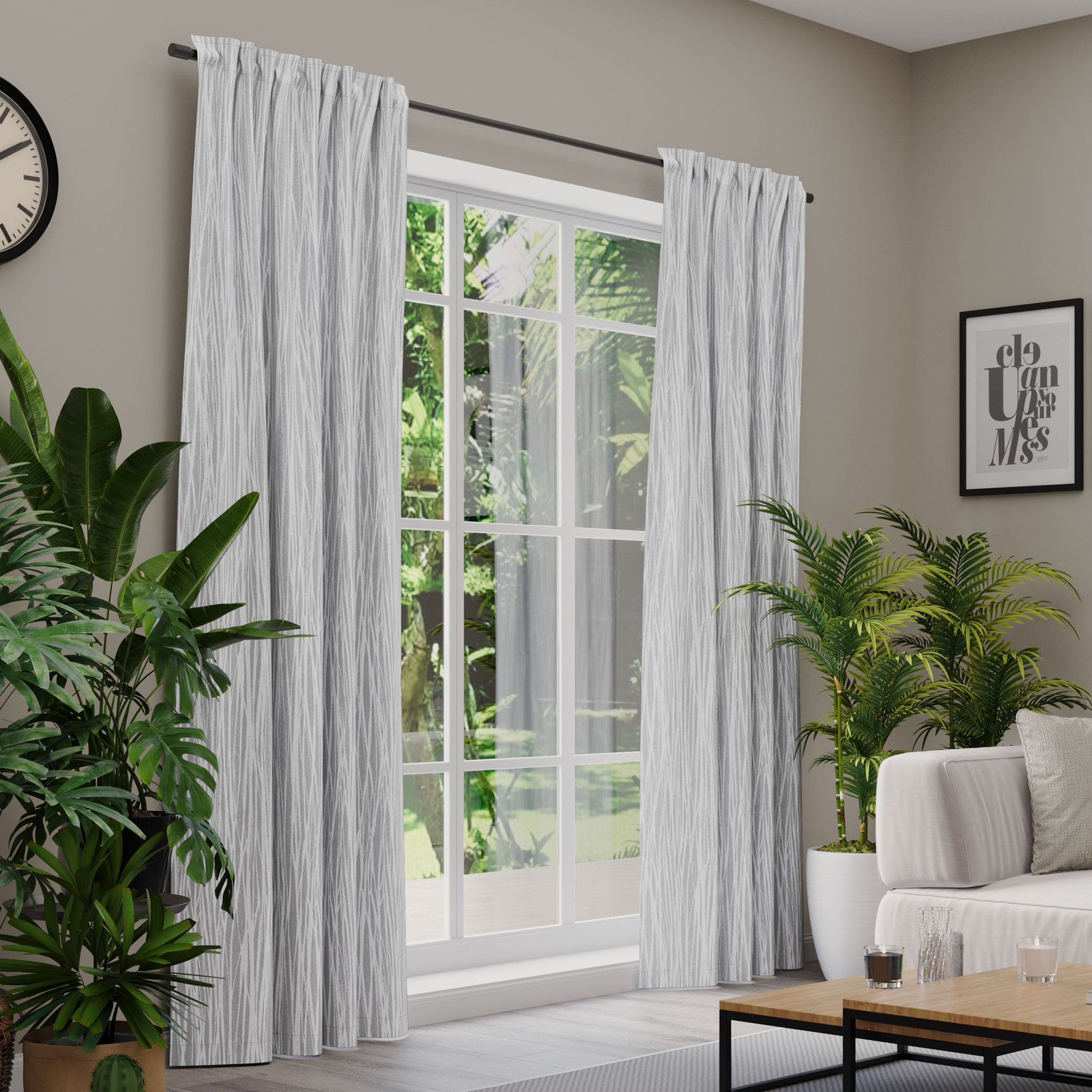 Gardinen an einem Fenster in einem Wohnzimmer mit Pflanzen und Möbeln