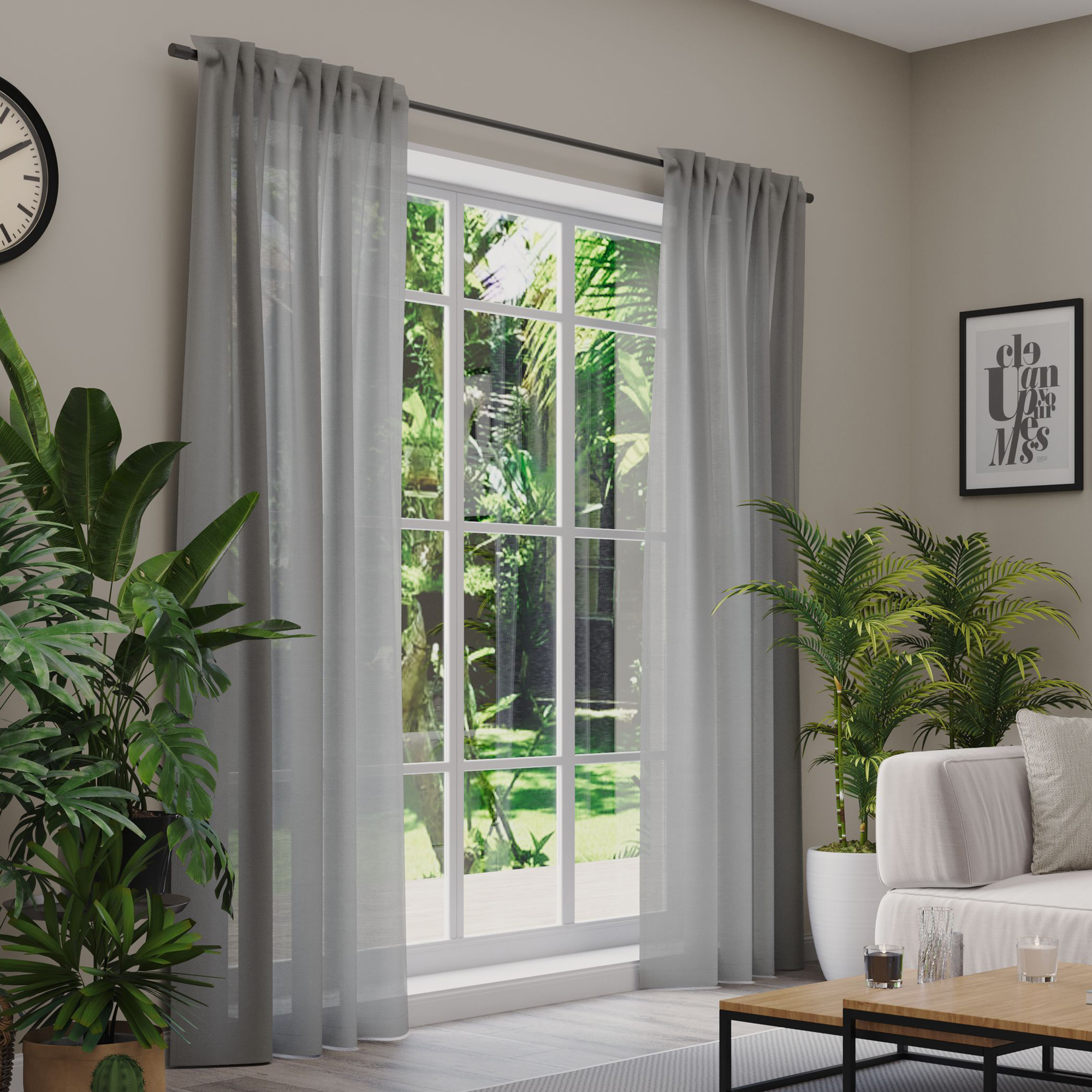 Gardinen an einem Fenster in einem Wohnzimmer mit Pflanzen und Möbeln