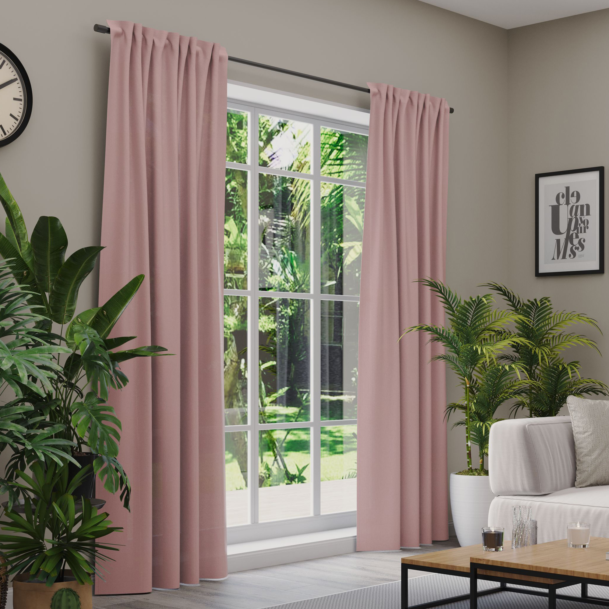 Gardinen an einem Fenster in einem Wohnzimmer mit Pflanzen und Möbeln