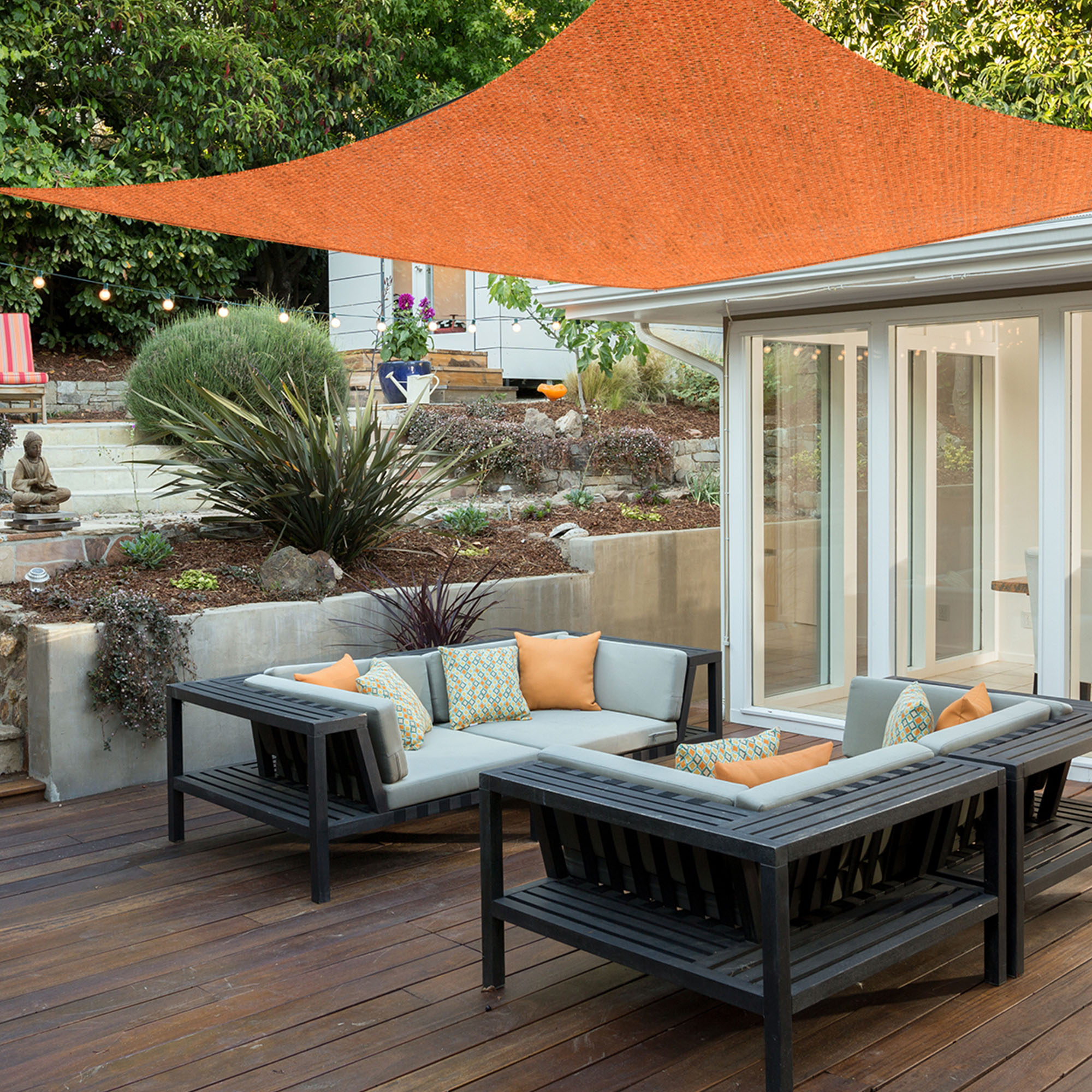 slider_image_34a687f0e5fe4c53b3da04d81e81b384 Atmungsaktives HDPE-Sonnensegel über Terrasse mit Sitzbereich und Pflanzen