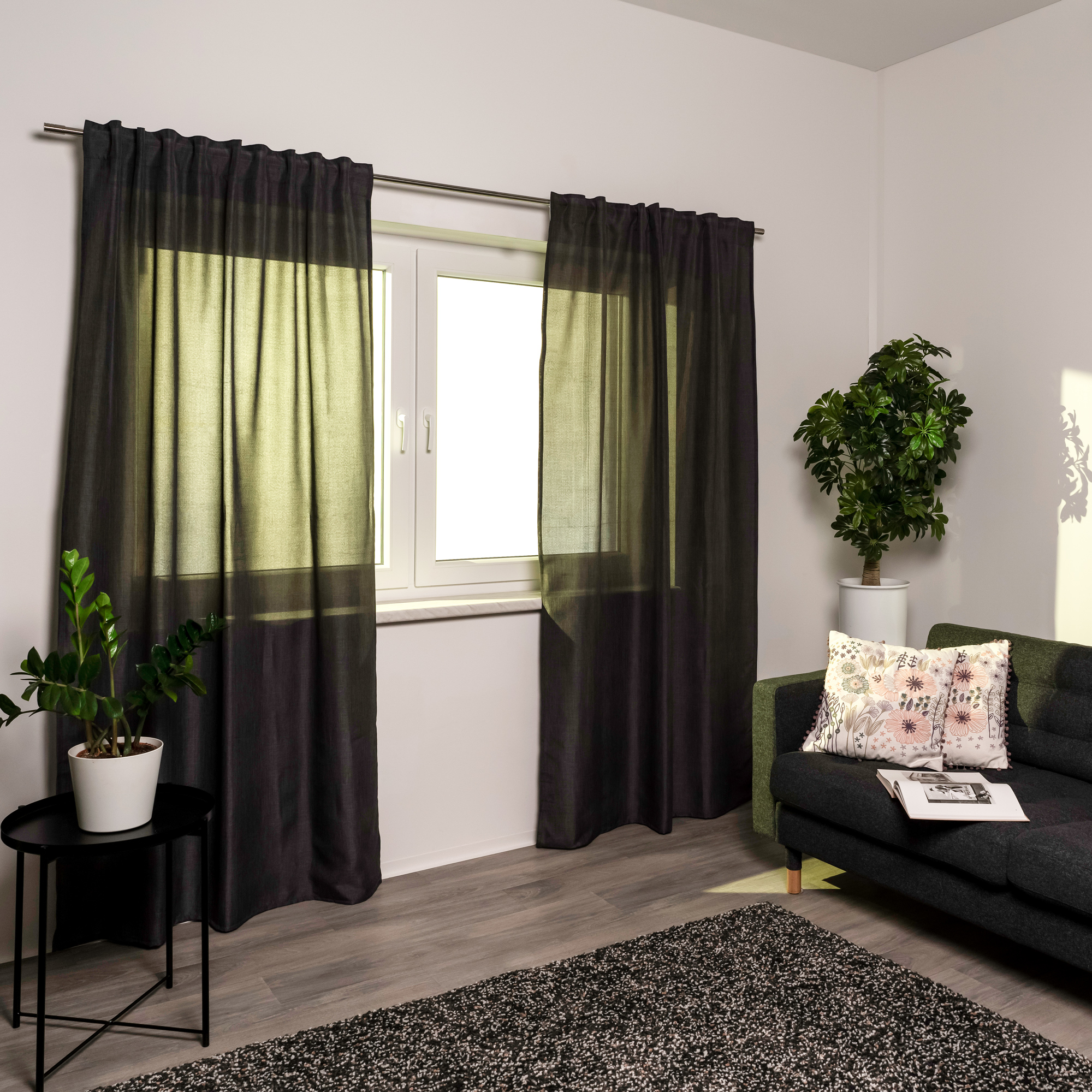 Vorhang mit Kombiband und Leinenstruktur vor einem Fenster in einem Wohnzimmerumfeld