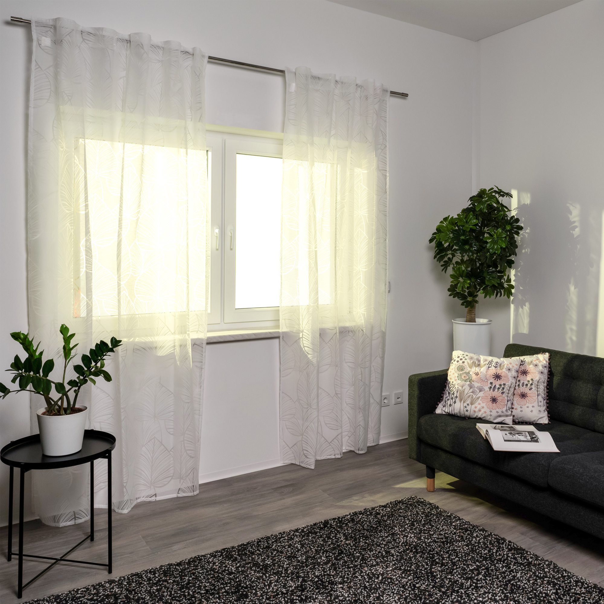Gardine mit Kombiband vor Fenster in modernem Wohnzimmer, dekorativ und funktional