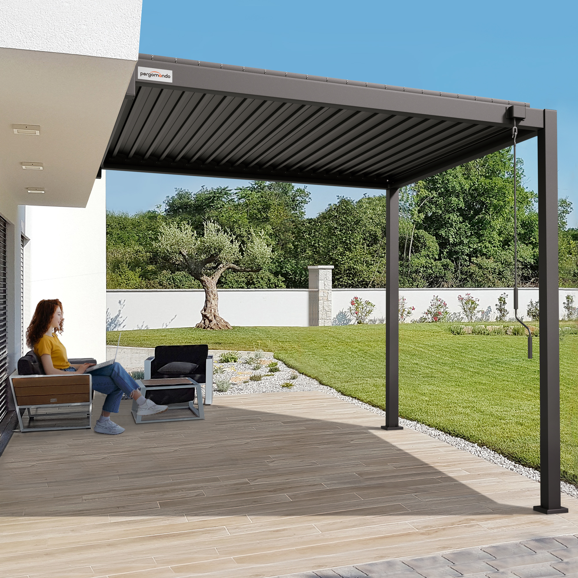 Wandmontiertes Pergola-Set mit Lamellendach auf Terrasse, Person sitzt darunter