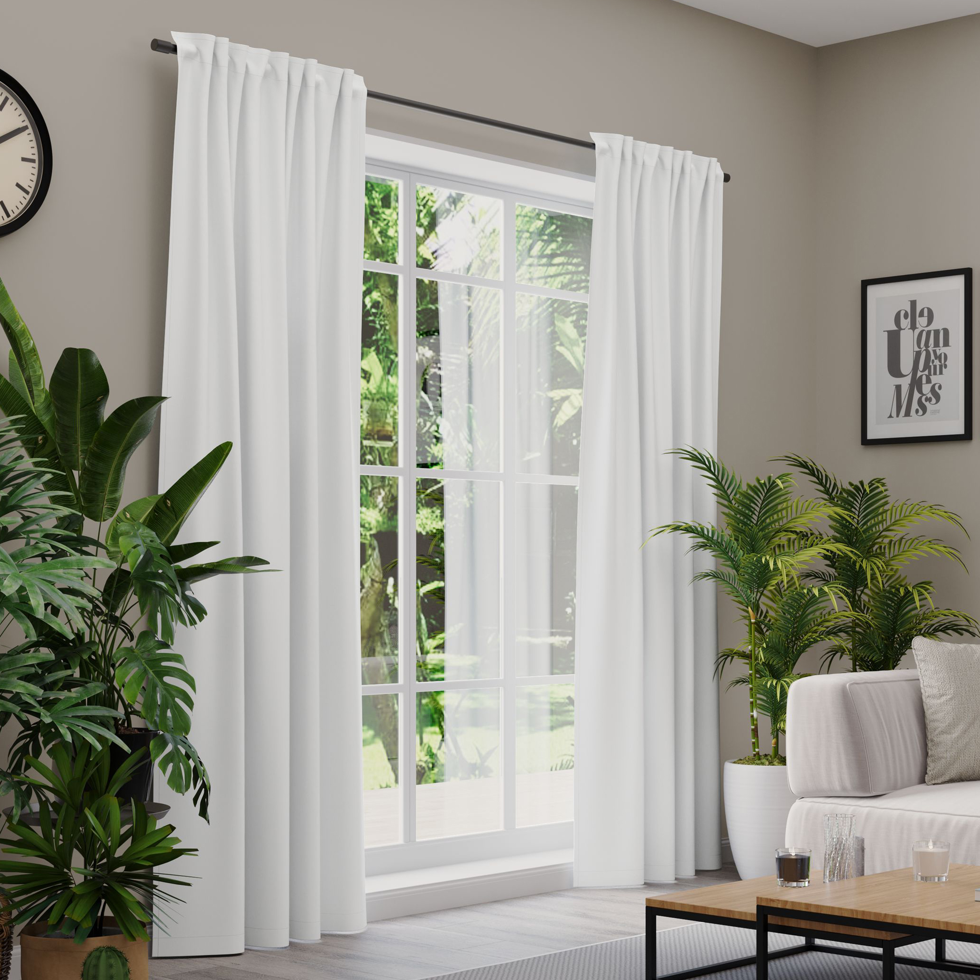 Gardinen an einem Fenster in einem Wohnzimmer mit Pflanzen und Möbeln