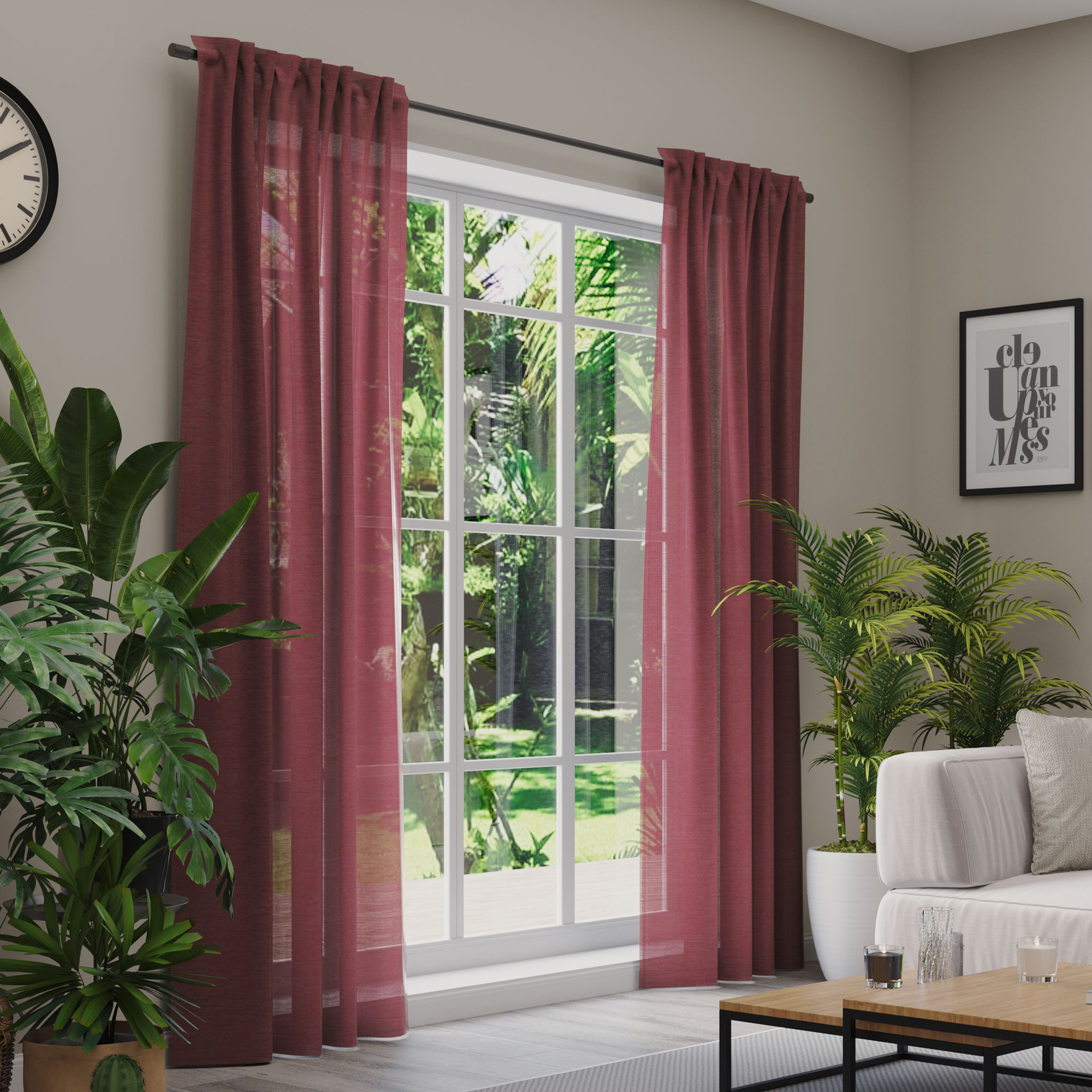 Gardinen an einem Fenster in einem Wohnzimmer mit Pflanzen und Möbeln