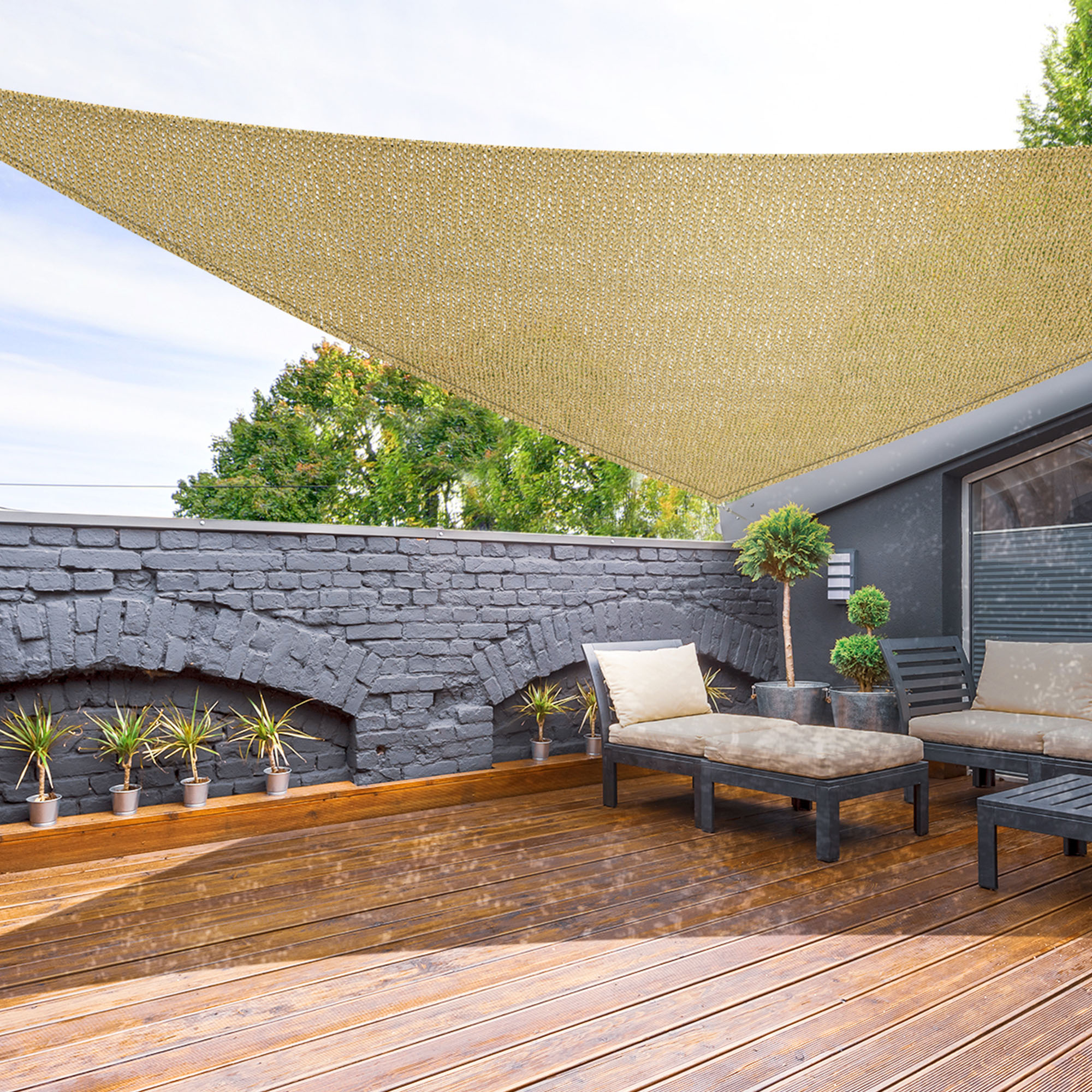 Atmungsaktives HDPE-Sonnensegel über einer Terrasse mit Sitzmöbeln und Pflanzen