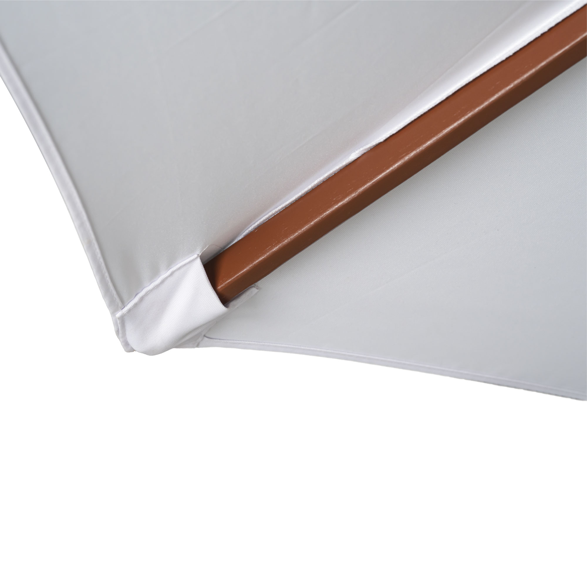 slider_image_37d89b79a02a4399b02a587d33d75545 Nahaufnahme eines knickbaren Holz-Sonnenschirms mit Stoffbespannung