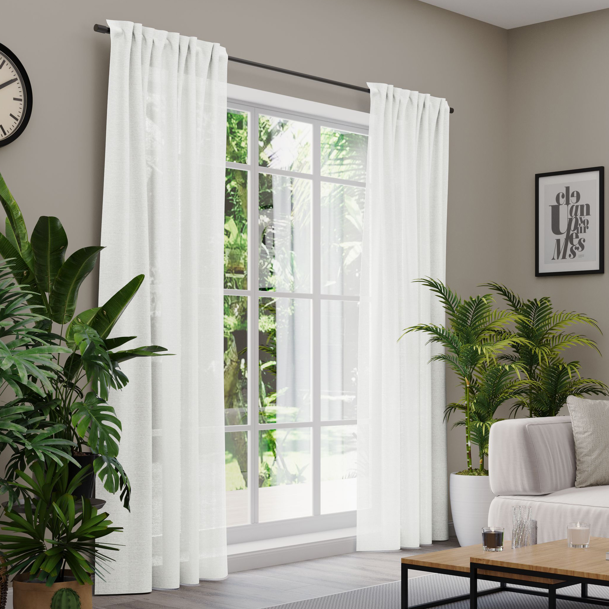 Gardinen an einem Fenster in einem Wohnzimmer mit Pflanzen und Möbeln