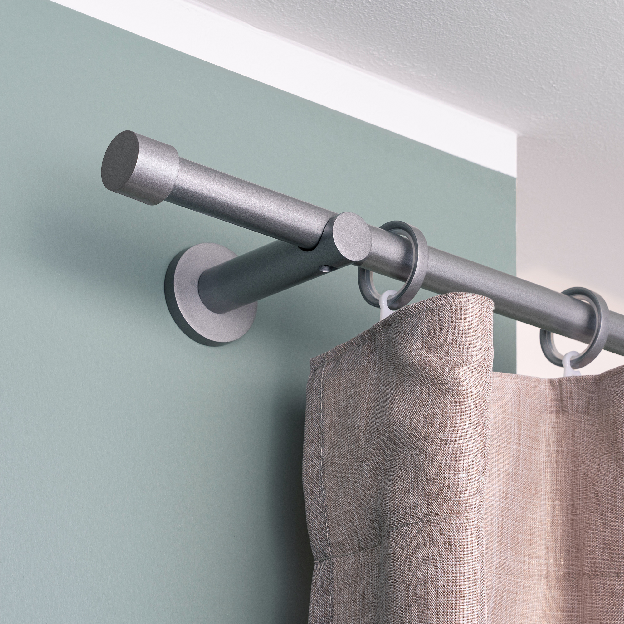 Wandhalterung mit Gardinenstange und Innenlauf, montiert an der Wand mit Vorhangringen