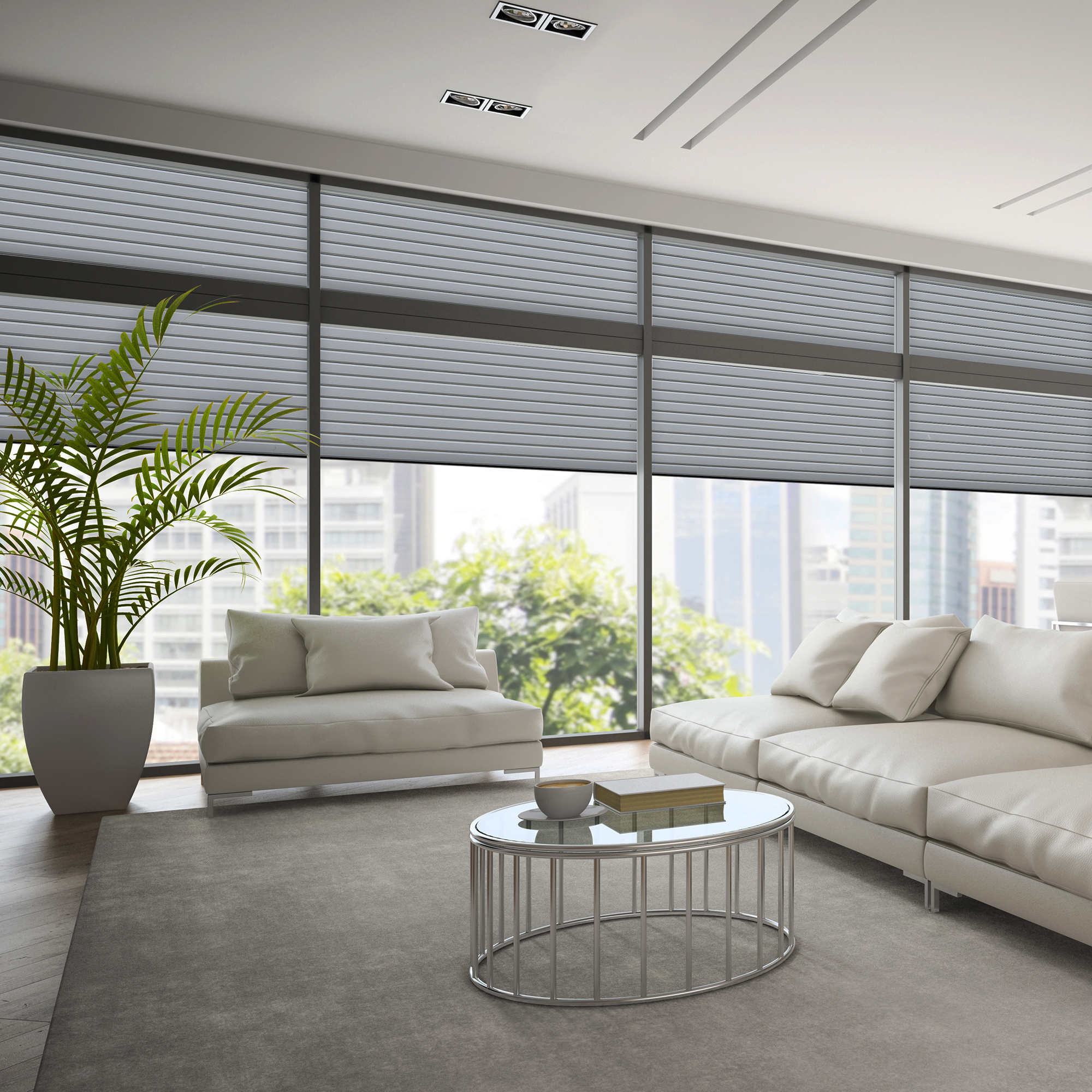 Wohnzimmer mit großen Fenstern und geschlossenen Rollläden, Sofas, Tisch und Pflanze