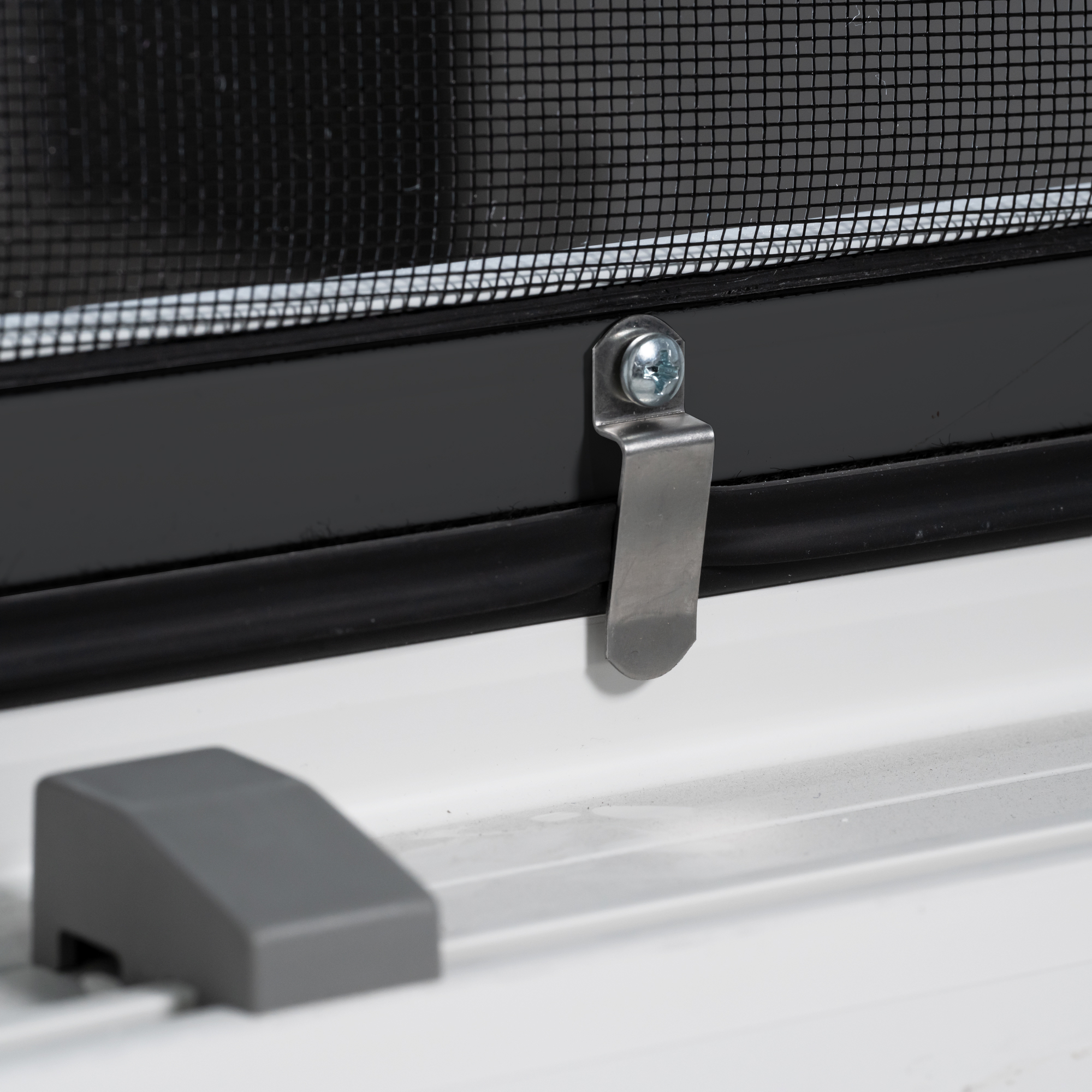 slider_image_0192287c0e827cb2af1c8316ee17cc19 Insektenschutz-Spannrahmen mit Befestigungselementen für Fensterrahmen