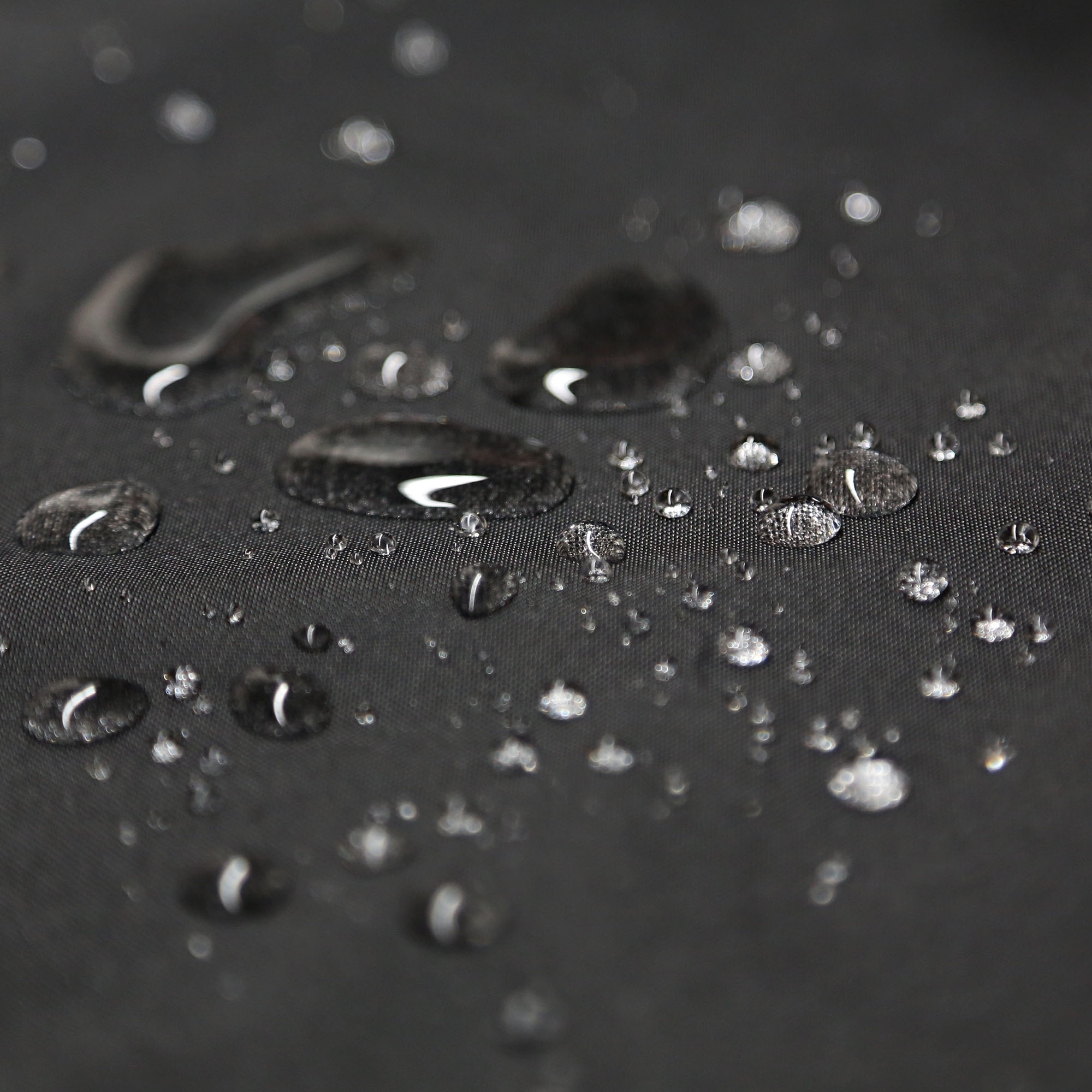 slider_image_0190e8d3c01a7384a9b05b2a995a553f Wasserabweisende Oberfläche einer Markisenschutzhülle mit Wassertropfen