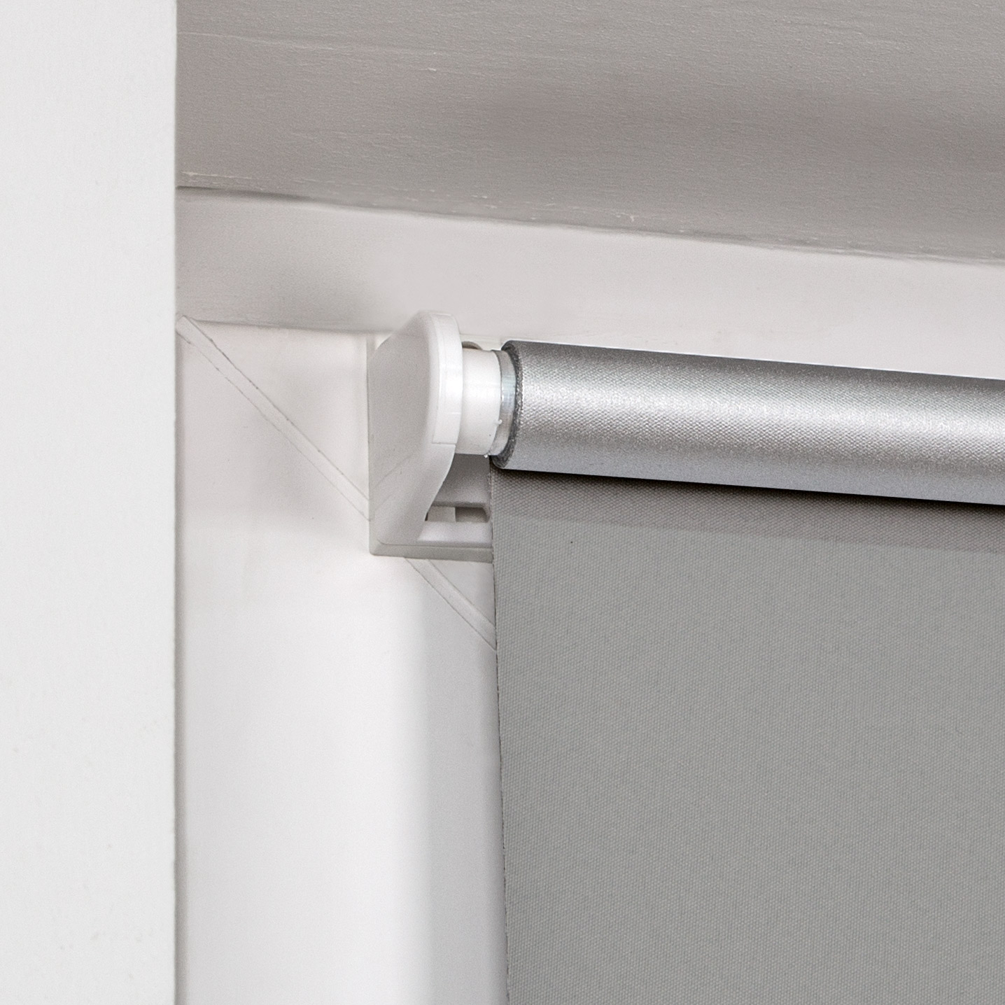 Rollosystem an der Wand montiert, zeigt Halterung und teilweise abgerolltes Material