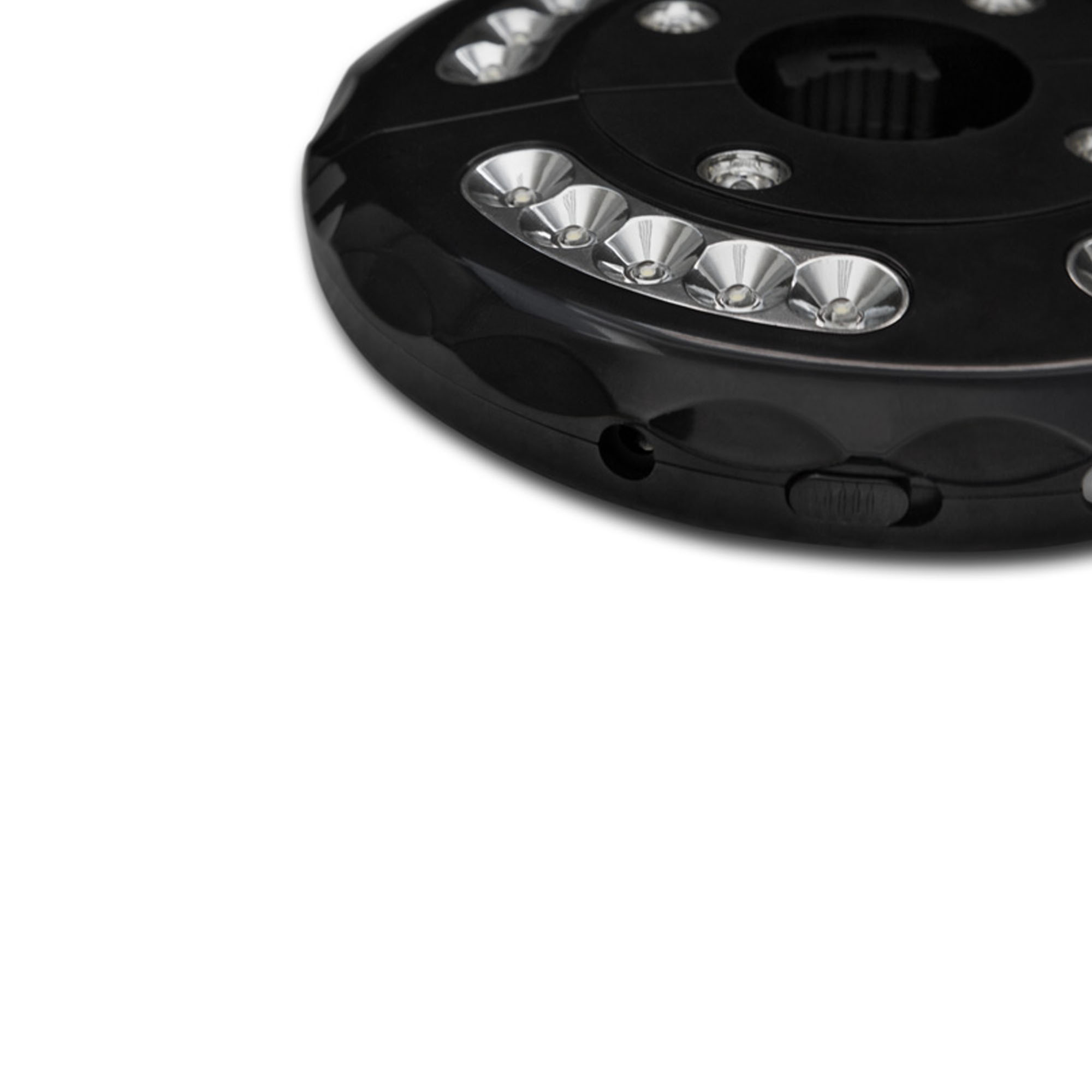 Rundes Gerät mit mehreren eingebauten Leuchten und zentraler Öffnung