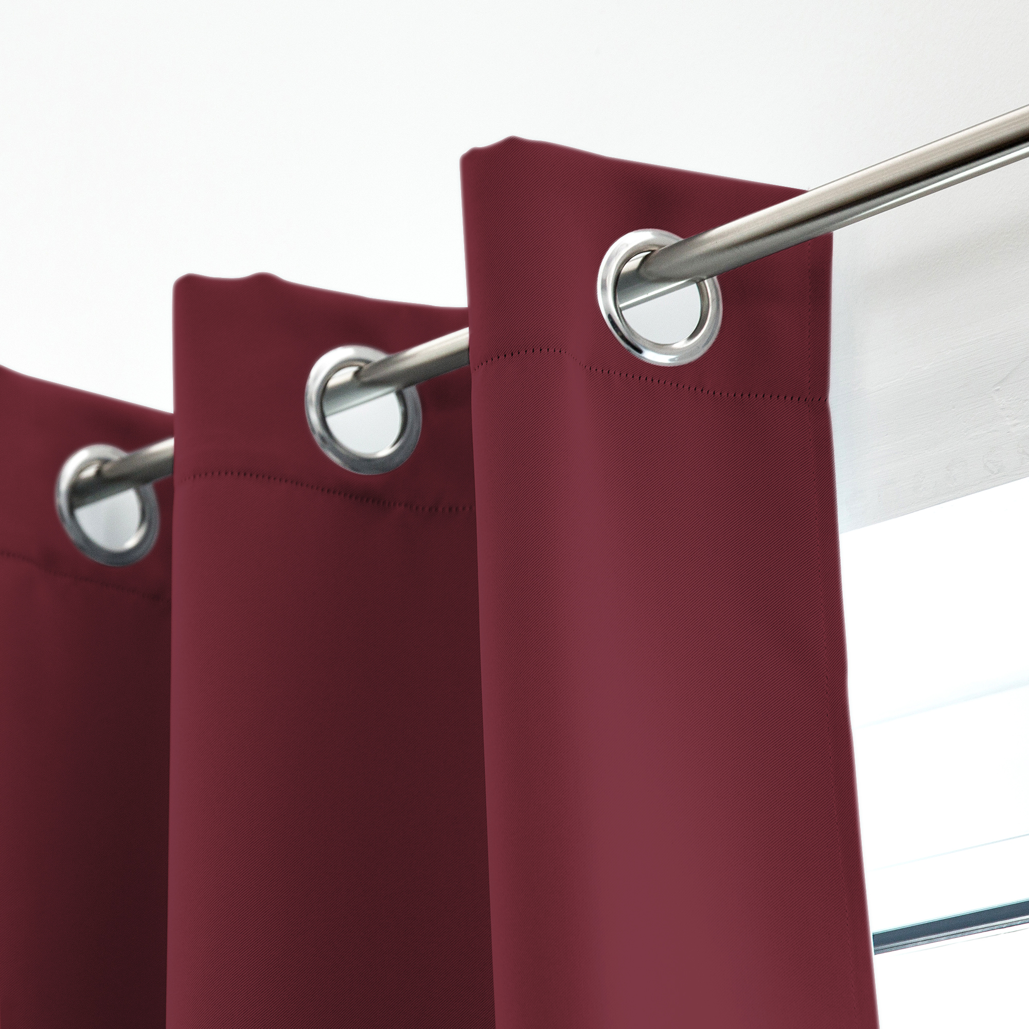 slider_image_92d474328126414594ae2ad290542e89 Ösenvorhang an Stange befestigt, zeigt obere Kante mit Metallösen