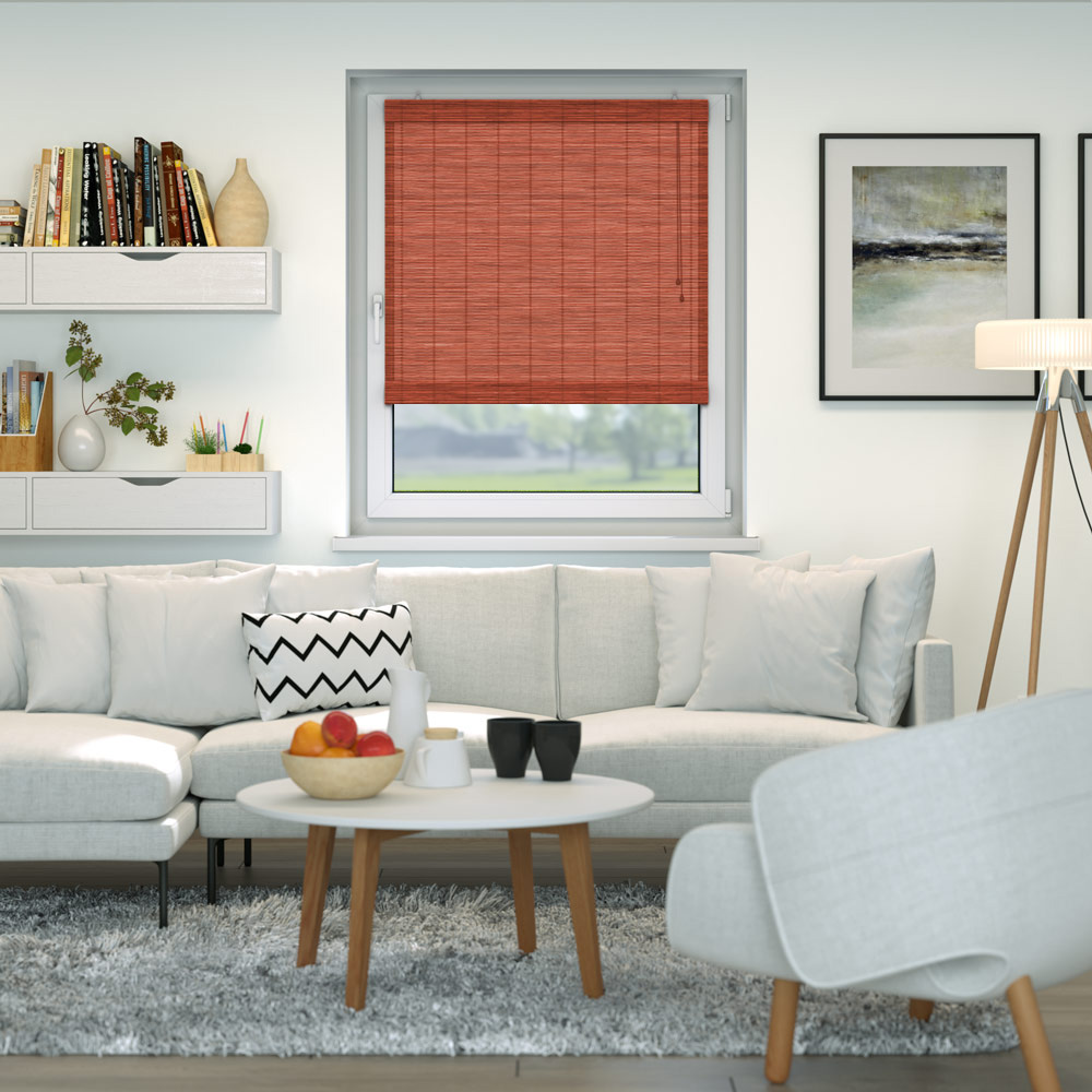 Bambus-Raffrollo an einem Fenster in einem Wohnzimmer mit Sofa und Couchtisch