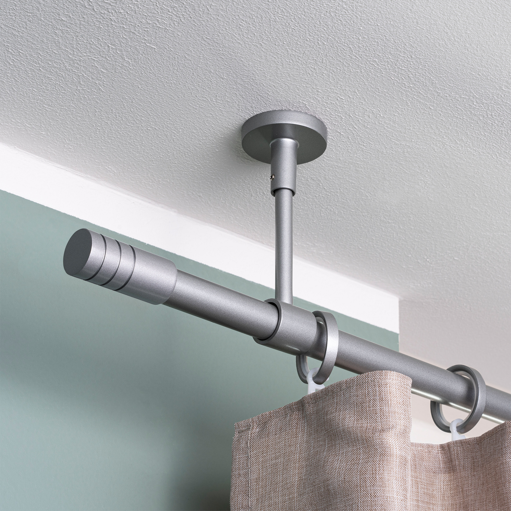 slider_image_0194dae0162e740eab882abe62305d74 Deckenhalterung für Gardinenstange mit Vorhang und Ringen an der Decke befestigt
