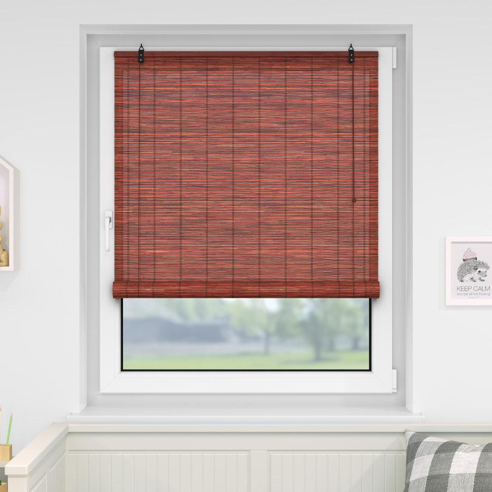 Bambusrollo an einem Fenster zur Lichtregulierung und Sichtschutz