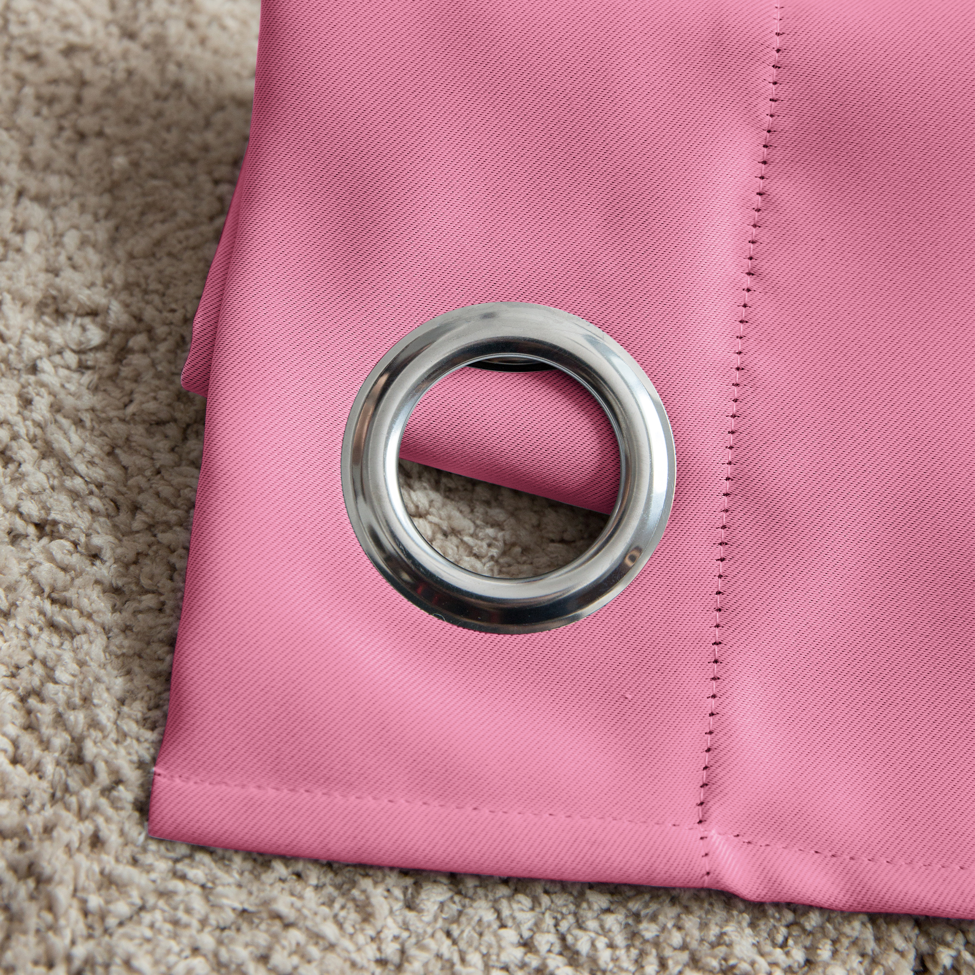 slider_image_3a53325da8df440796ea9a129683adbf Ösenvorhang mit Metallring auf Teppich liegend