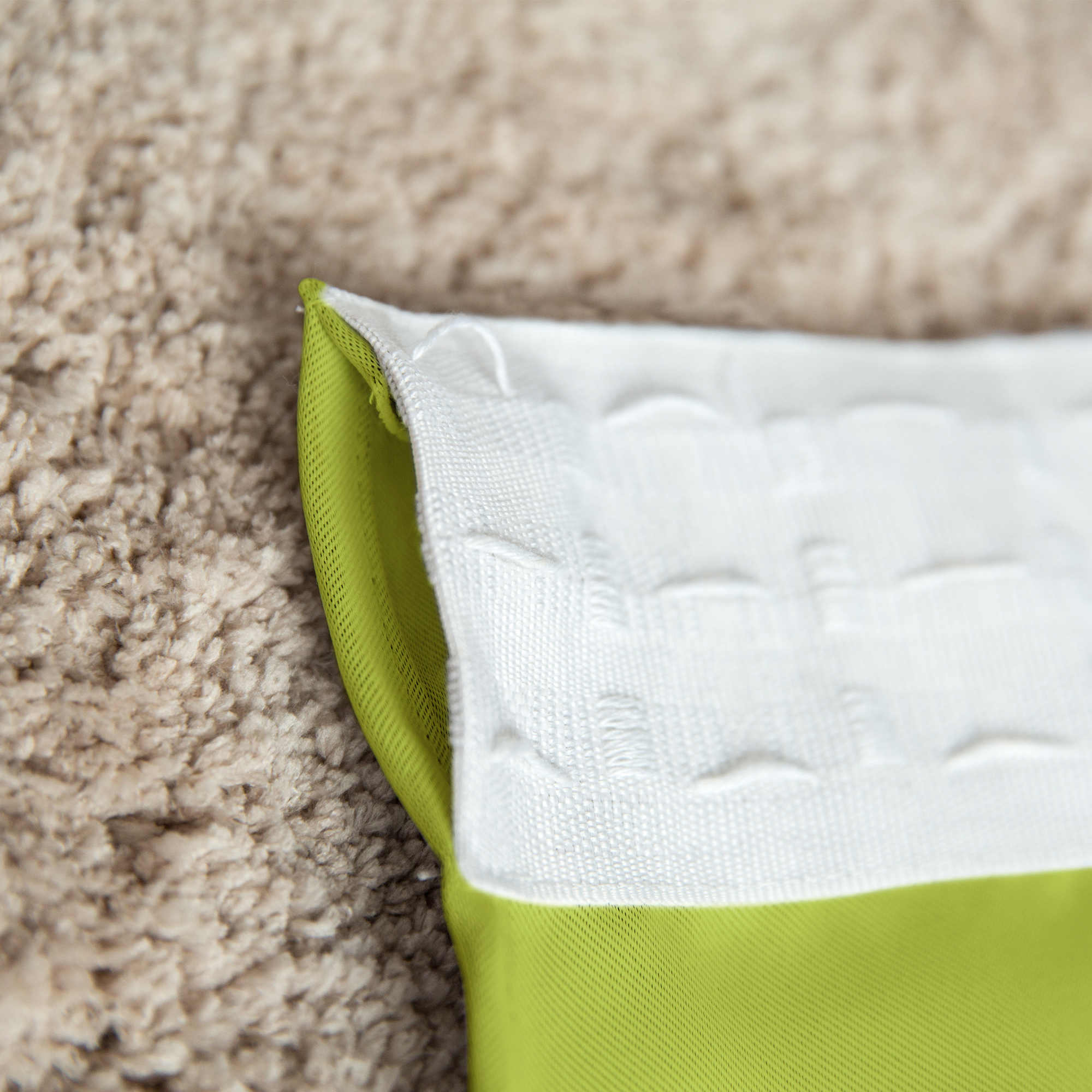 slider_image_00bf6fd9ecc1419d95876e2dd656101e Nahaufnahme eines Vorhangs mit Kräuselband auf einem Teppichboden