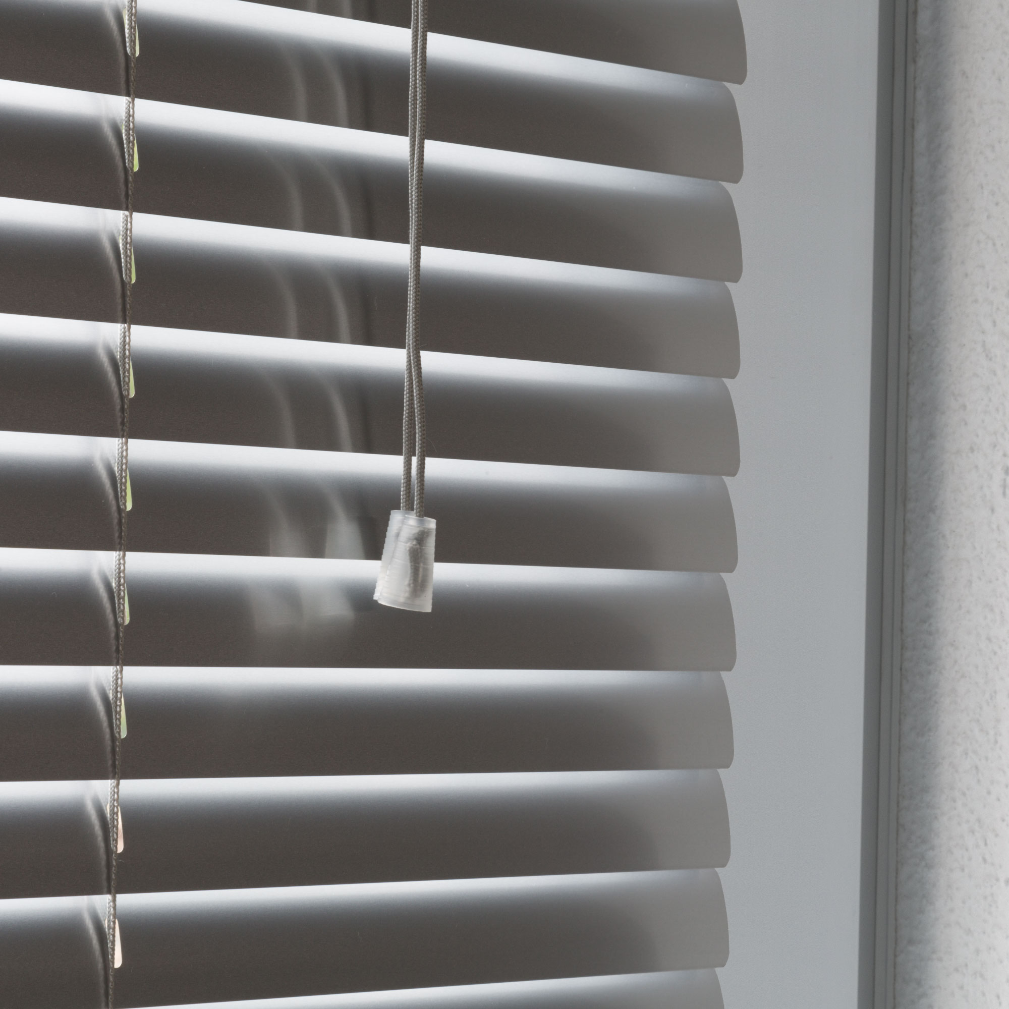 slider_image_b5d5e628e90147afa8f87763973805a4 Aluminiumjalousie mit verstellbaren Lamellen und Zugkordel zur Lichtregulierung