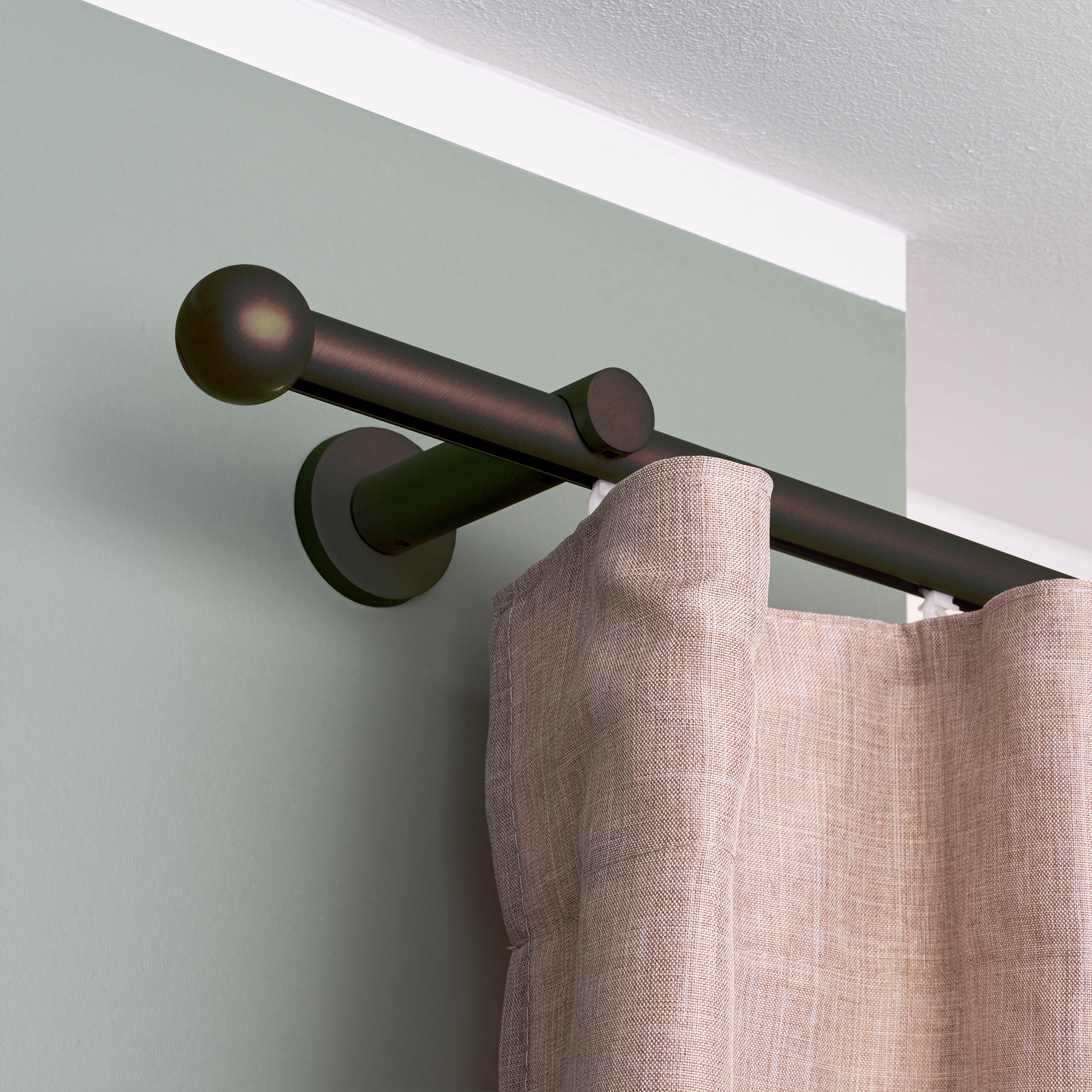 Gardinenstange Set mit Innenlauf und montiertem Vorhang an der Wandhalterung