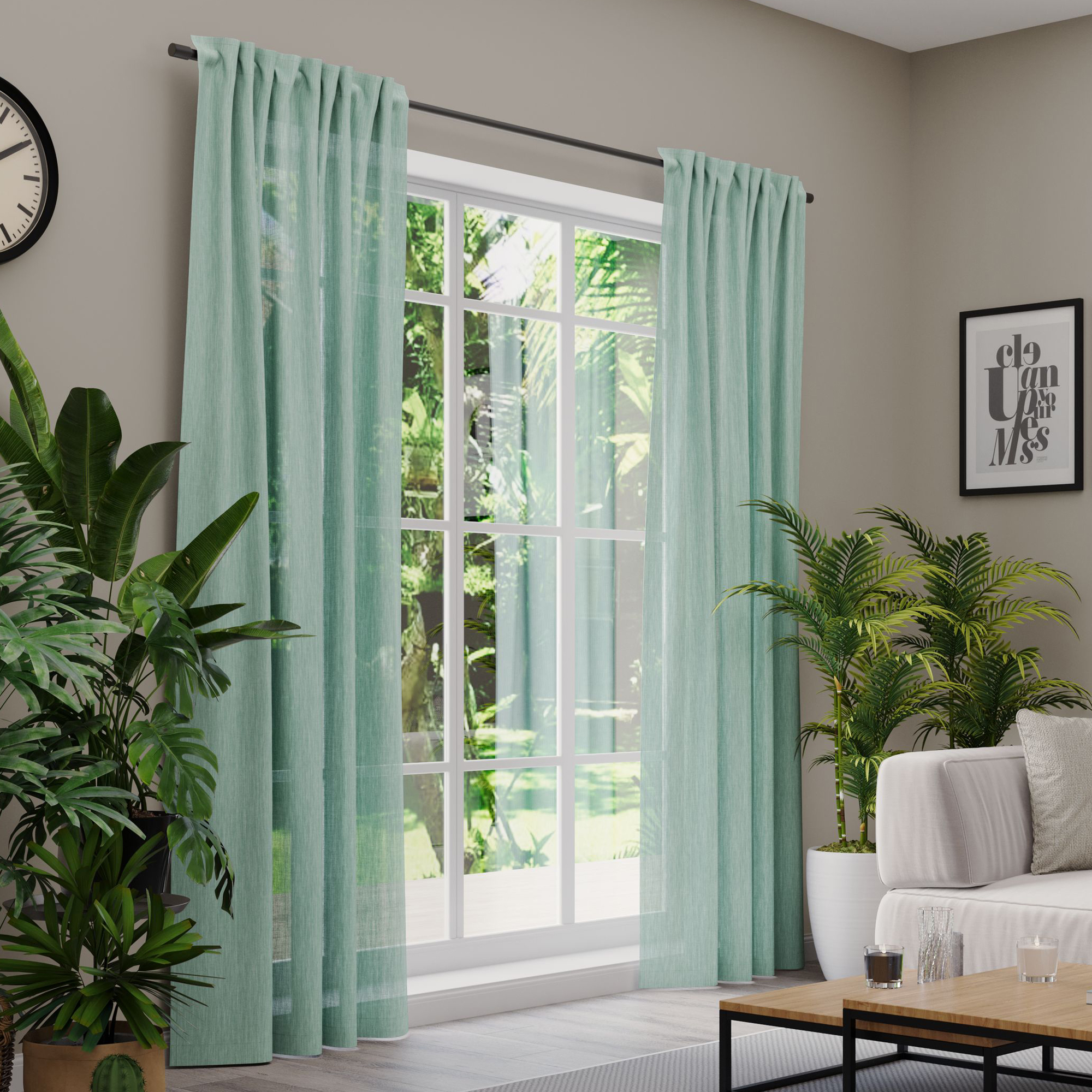 Gardinen an einem Fenster in einem Wohnzimmer mit Pflanzen und Möbeln