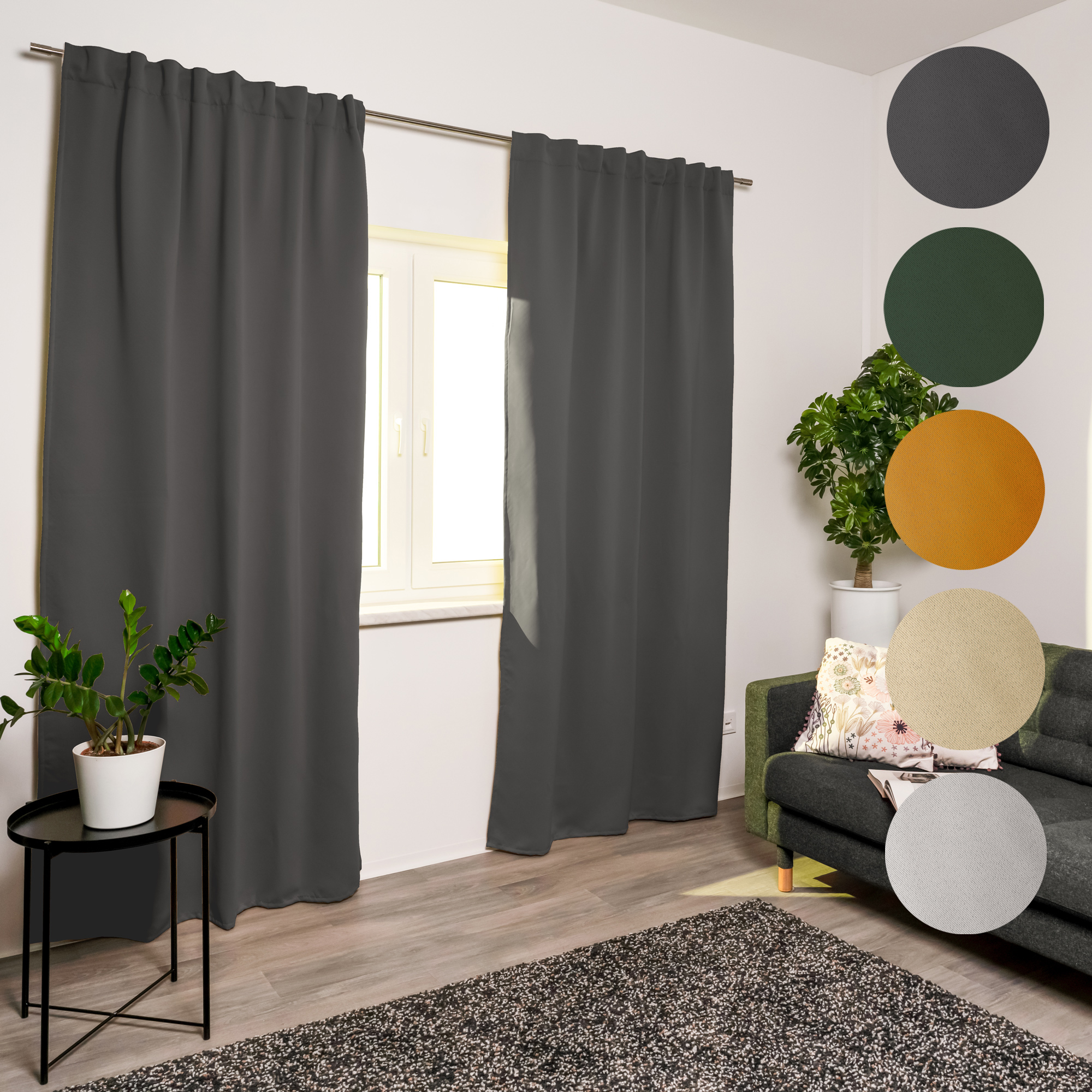 Akustik-Vorhang an Fenster in modernem Raum mit Sofa und Pflanzen