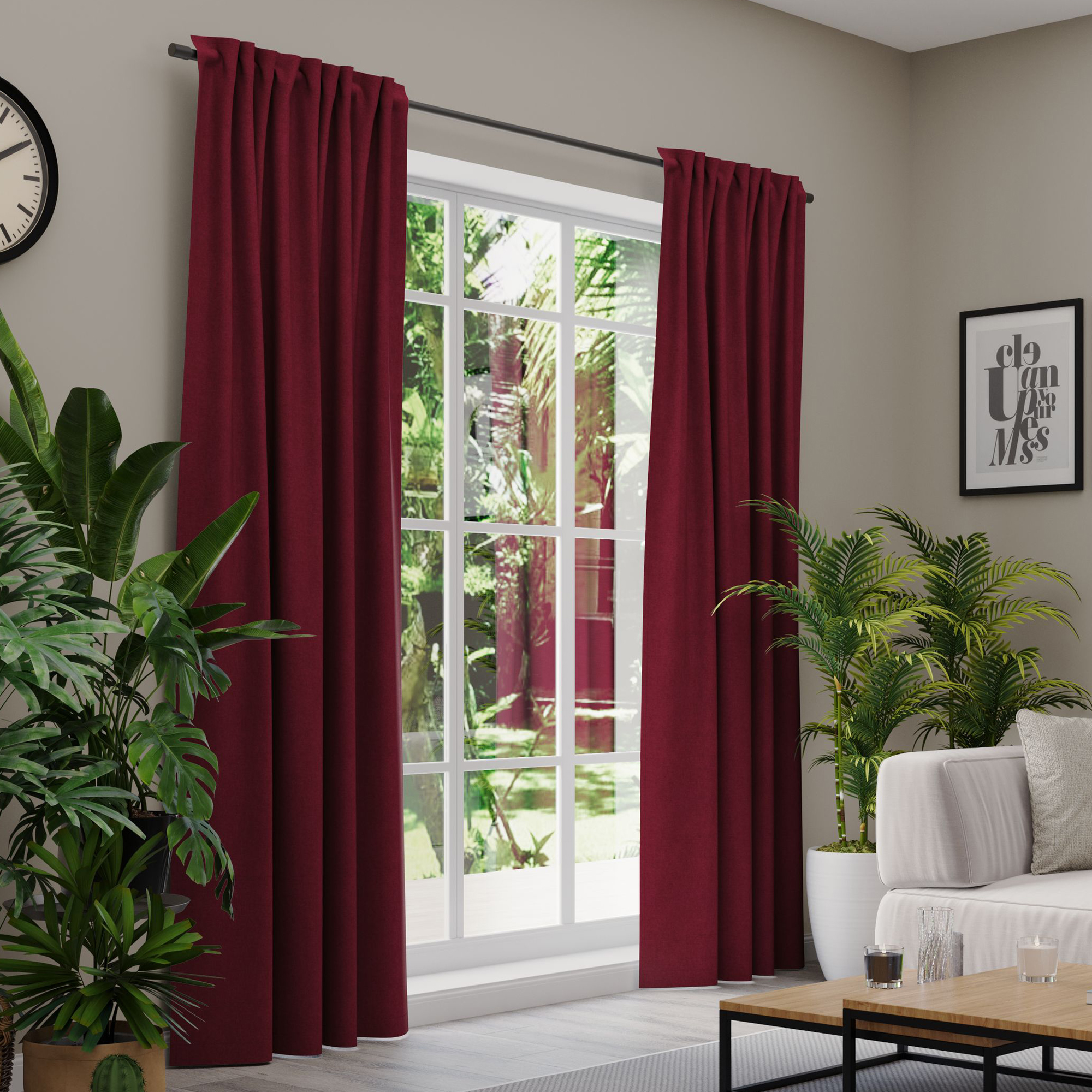 Gardinen an einem Fenster in einem Wohnzimmer mit Pflanzen und Möbeln