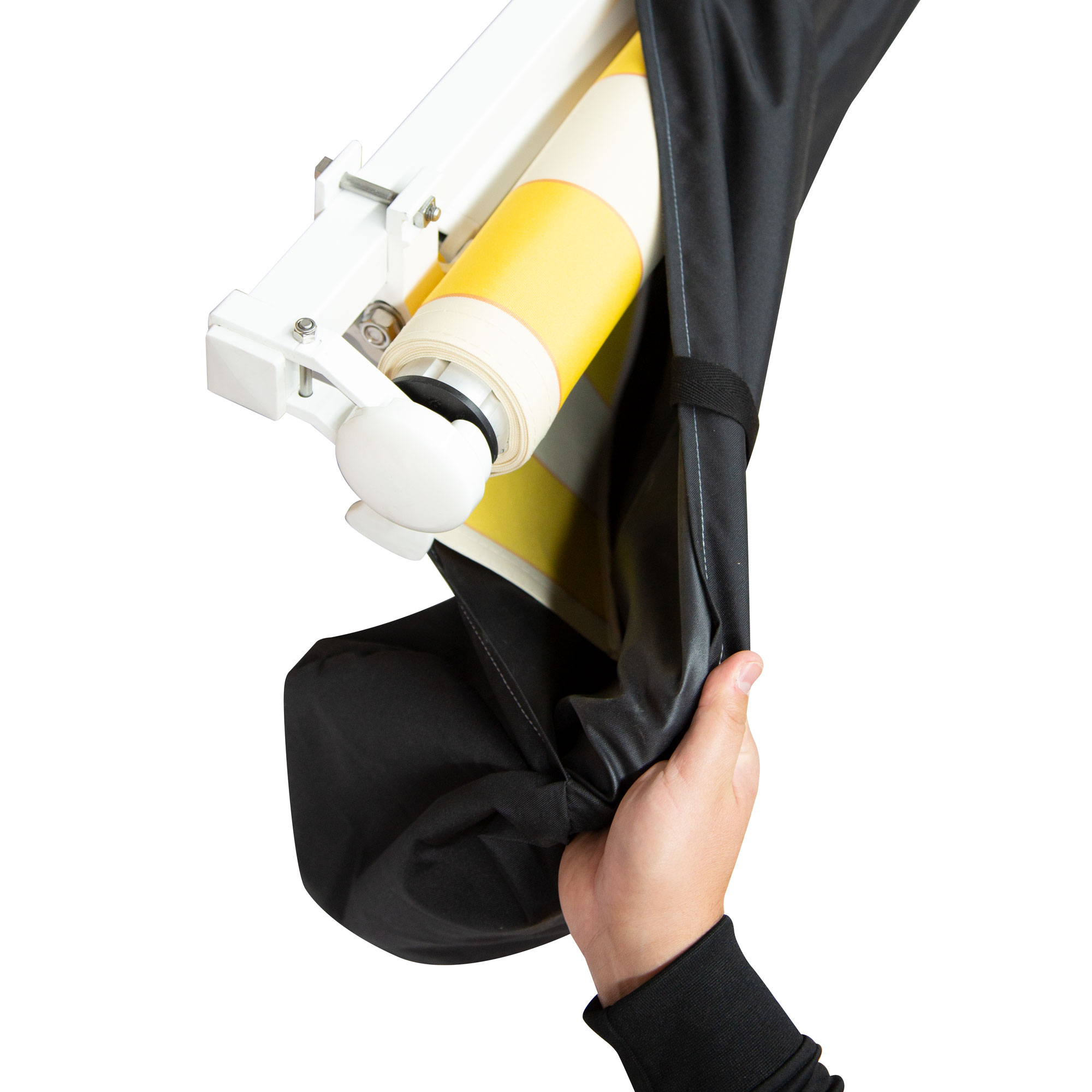 Hand hält Markisenschutzhülle, die über eine Markise gezogen wird