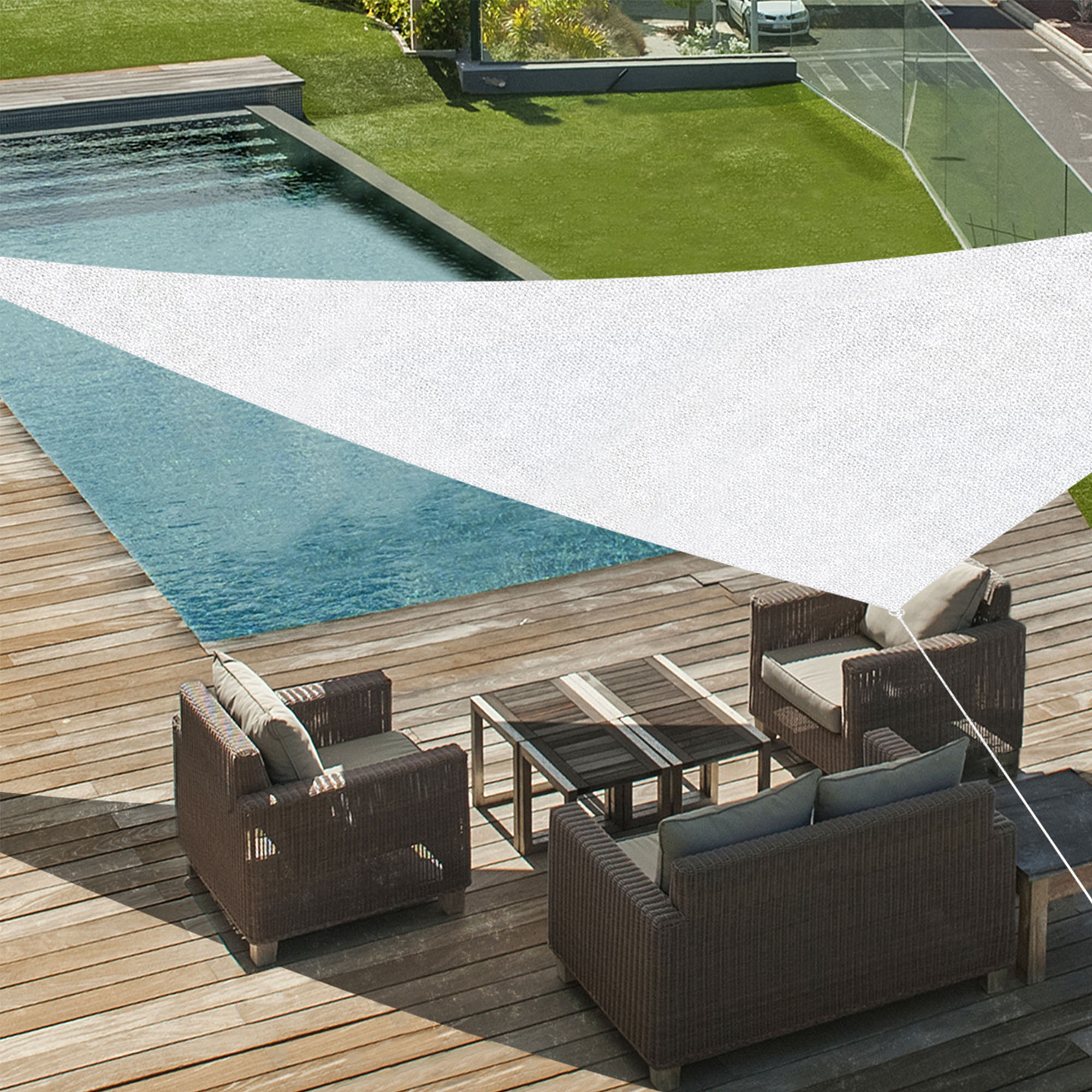 Atmungsaktives Sonnensegel über Terrasse mit Sitzbereich und Pool im Hintergrund