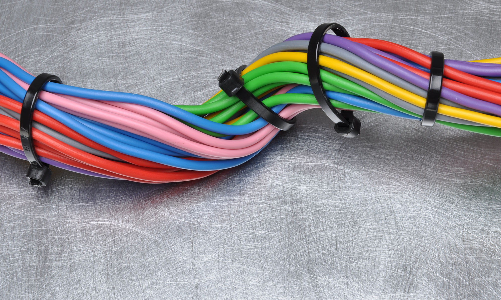 slider_image_f8115218a2e14ac3931c7d1786f28858 Bündel von Kabeln mit Kabelbindern fixiert