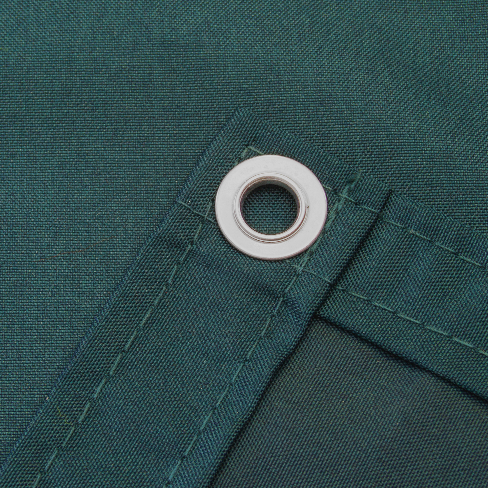 Nahaufnahme einer Balkonbespannung aus wasserdichtem Polyester mit Öse zur Befestigung