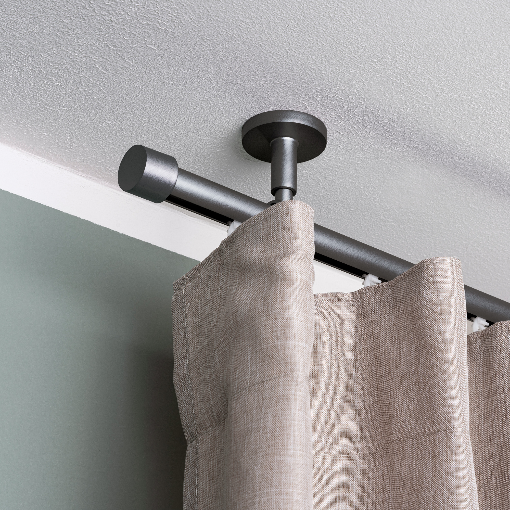Deckenhalter für Gardinenstange mit Innenlauf, montiert an der Decke mit Vorhang befestigt