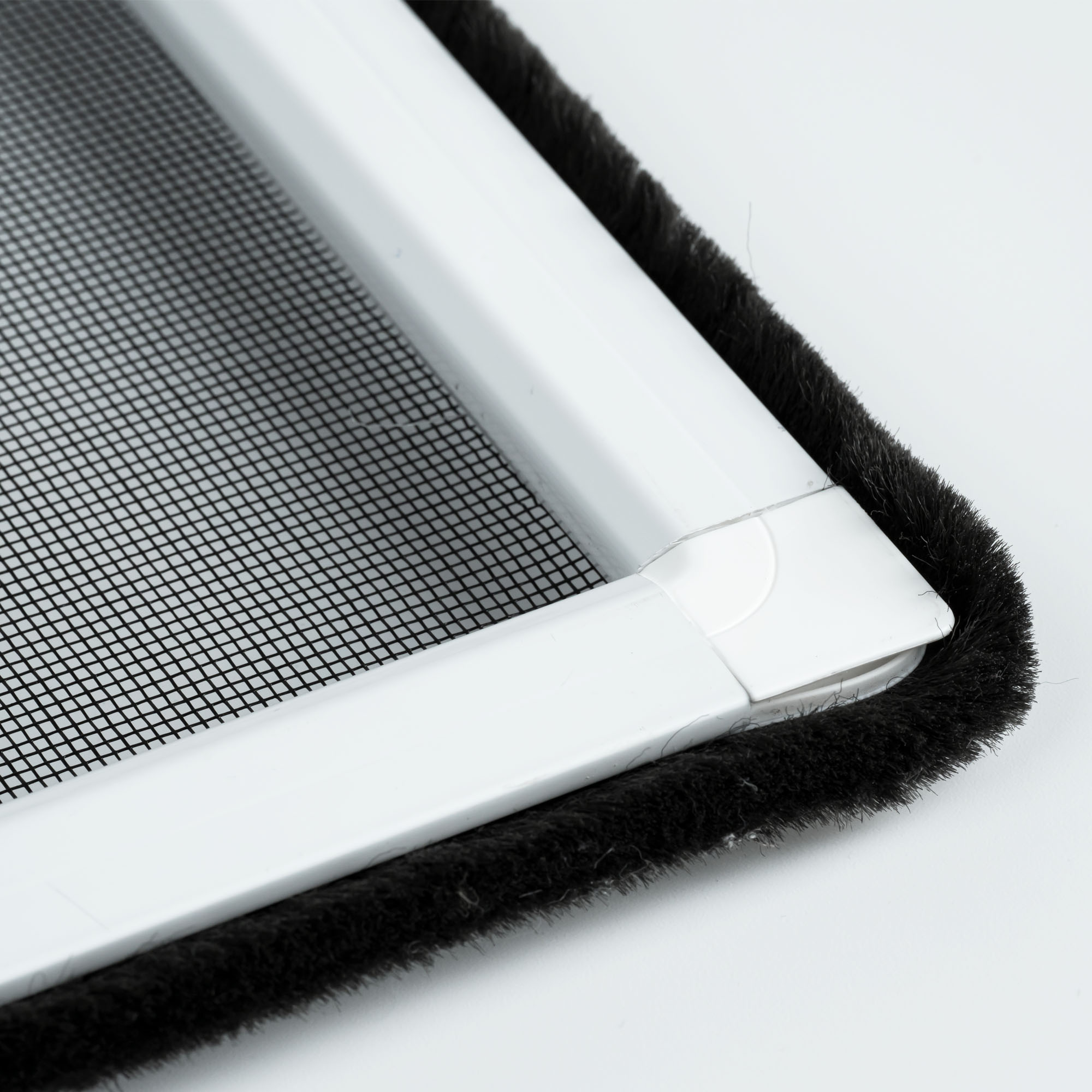 Insektenschutz-Spannrahmen in Fensterrahmen montiert