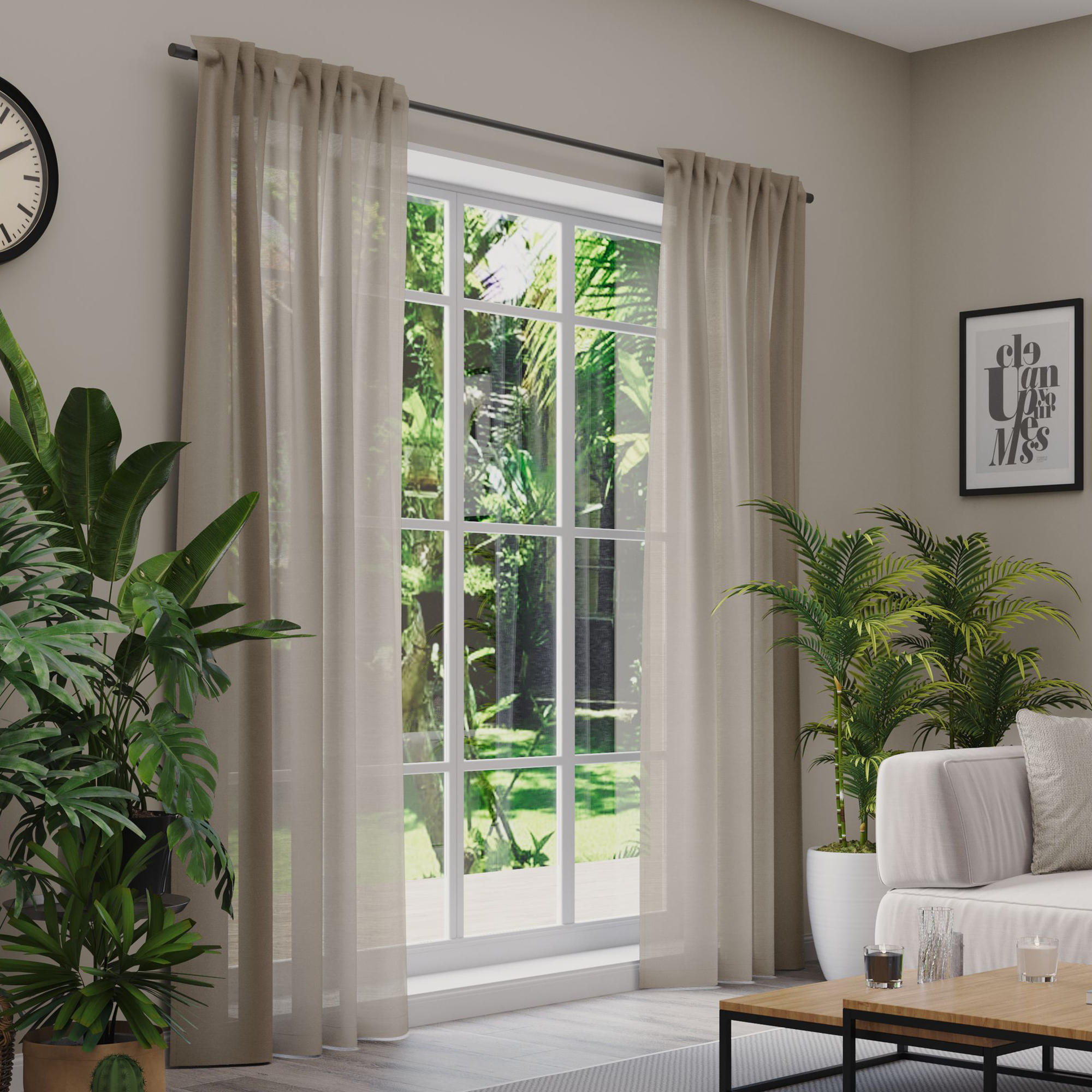 Gardinen an einem Fenster in einem Wohnzimmer mit Pflanzen und Möbeln