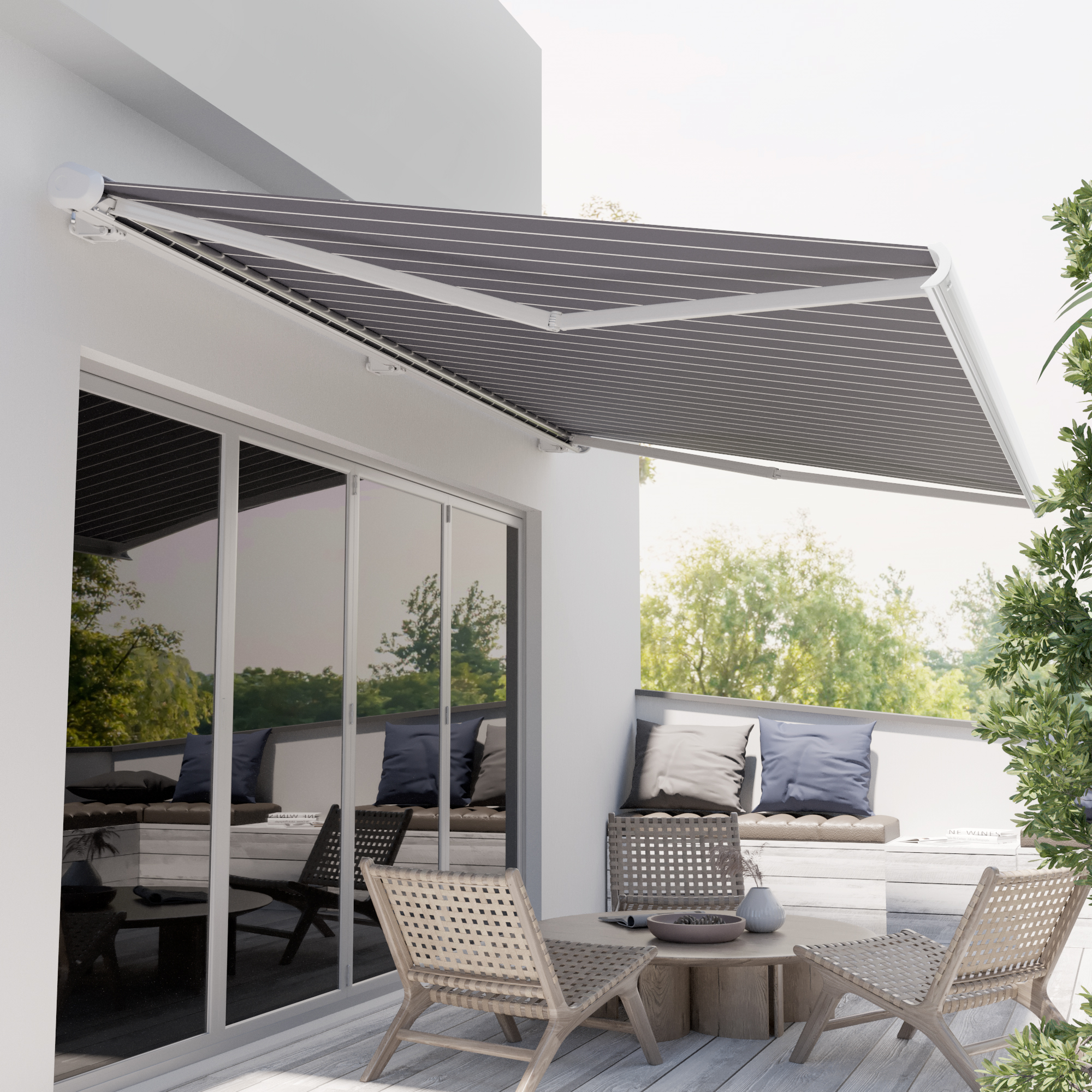 Kassettenmarkise an Hauswand über Terrasse mit Sitzmöbeln und Pflanzen