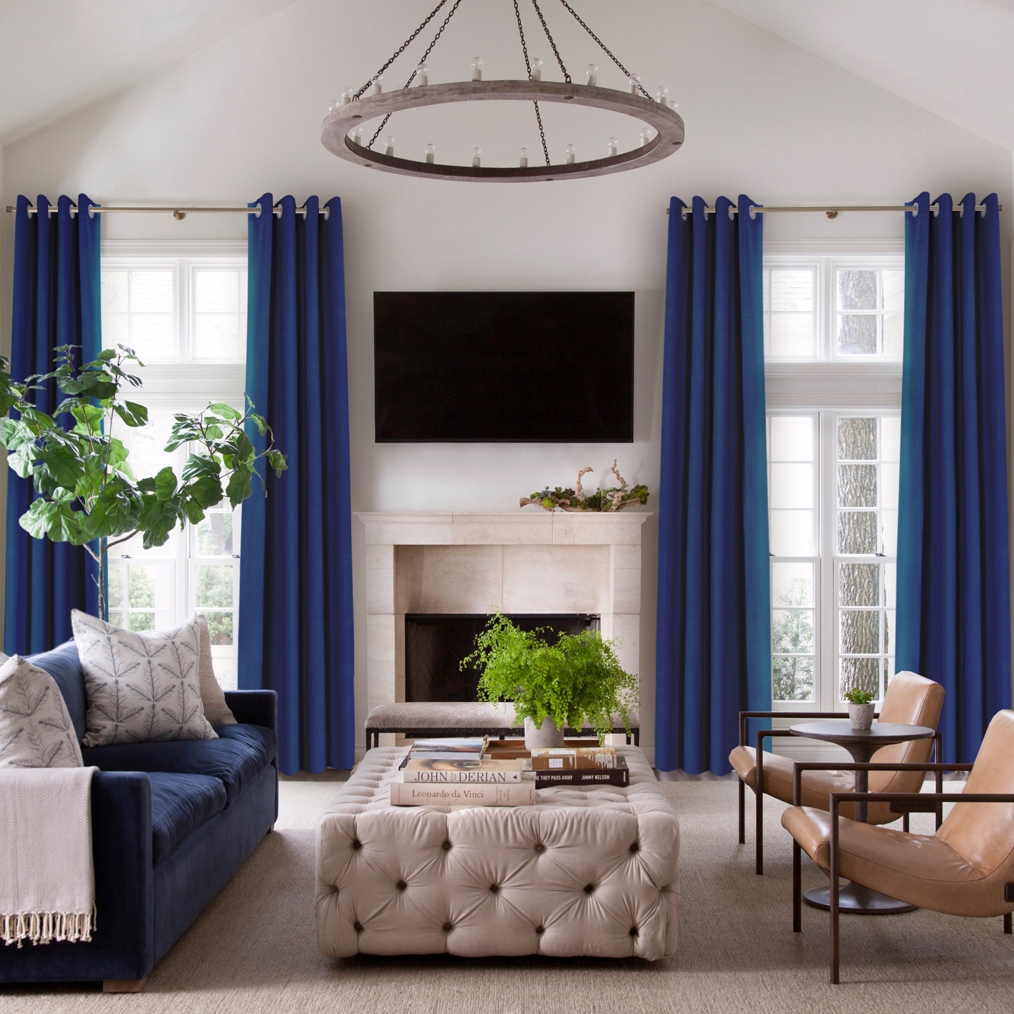 slider_image_4f10566e69784c3e807494dff2a036a6 Wohnzimmer mit Ösenvorhängen, Sofa, Sessel, Couchtisch, Kamin und großem Kronleuchter