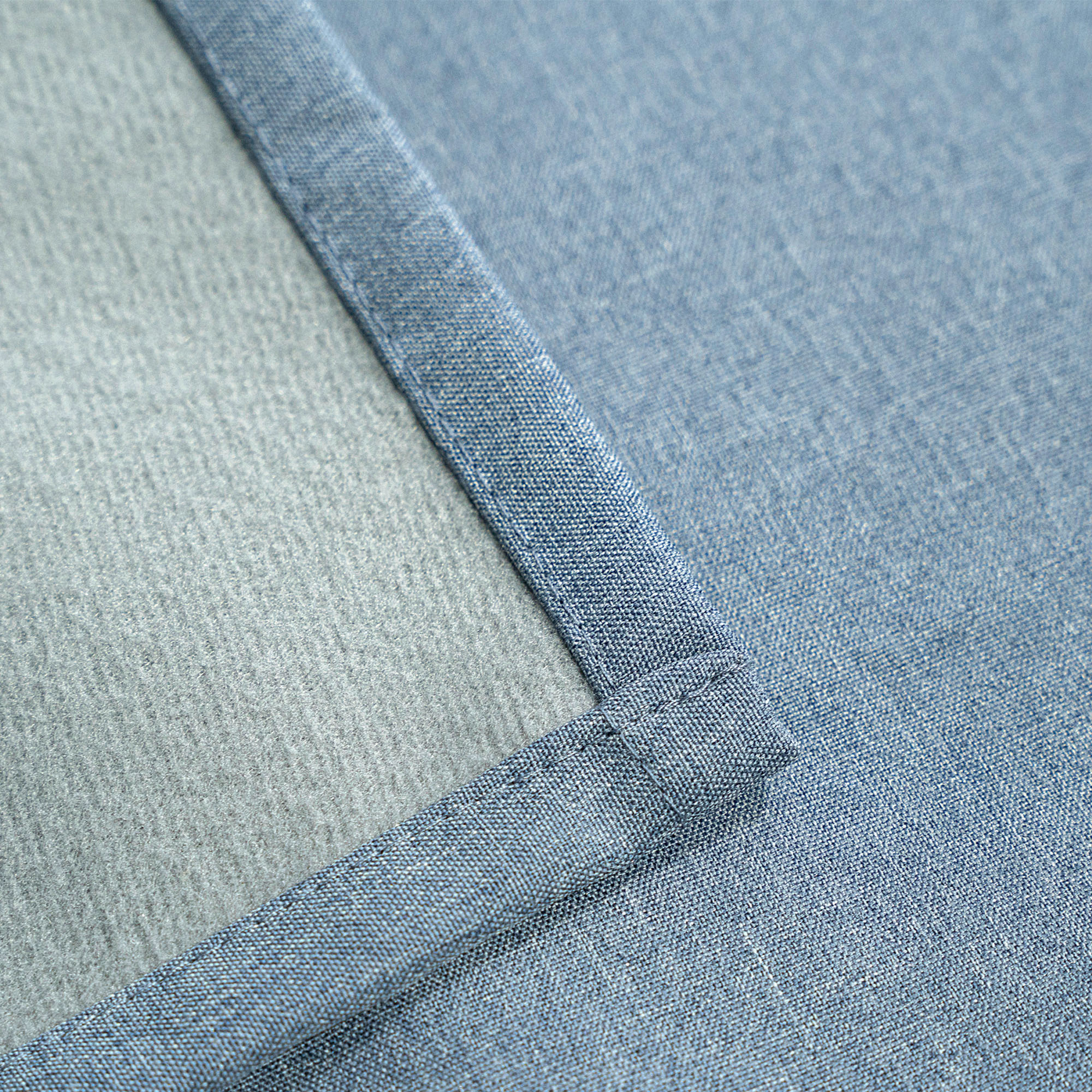 slider_image_01922925826e71f9be3a2f18ace8b538 Nahaufnahme eines Thermo-Vorhangs mit Kombiband, zeigt Stoffstruktur und Saumdetails