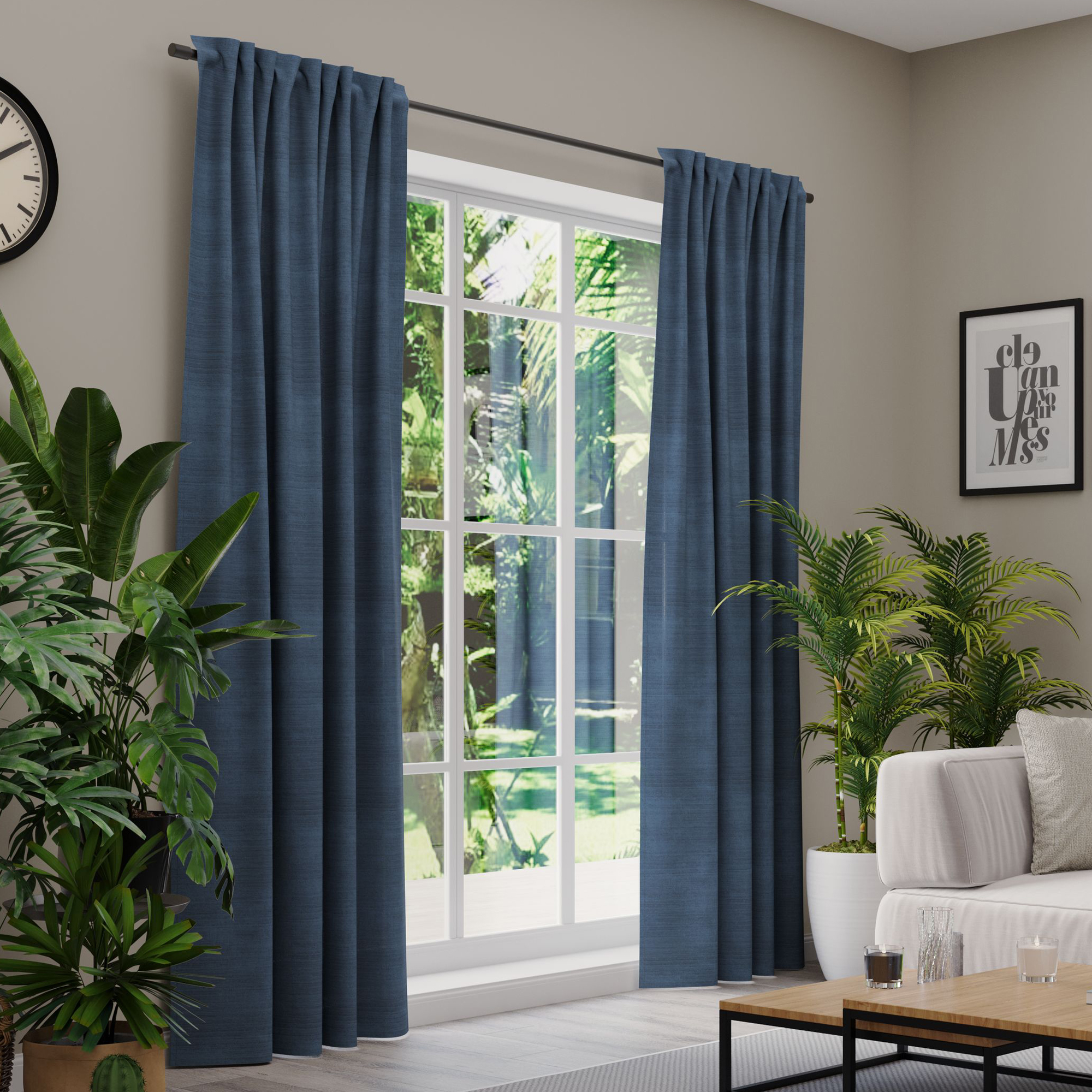 Gardinen an einem Fenster in einem Wohnzimmer mit Pflanzen und Möbeln